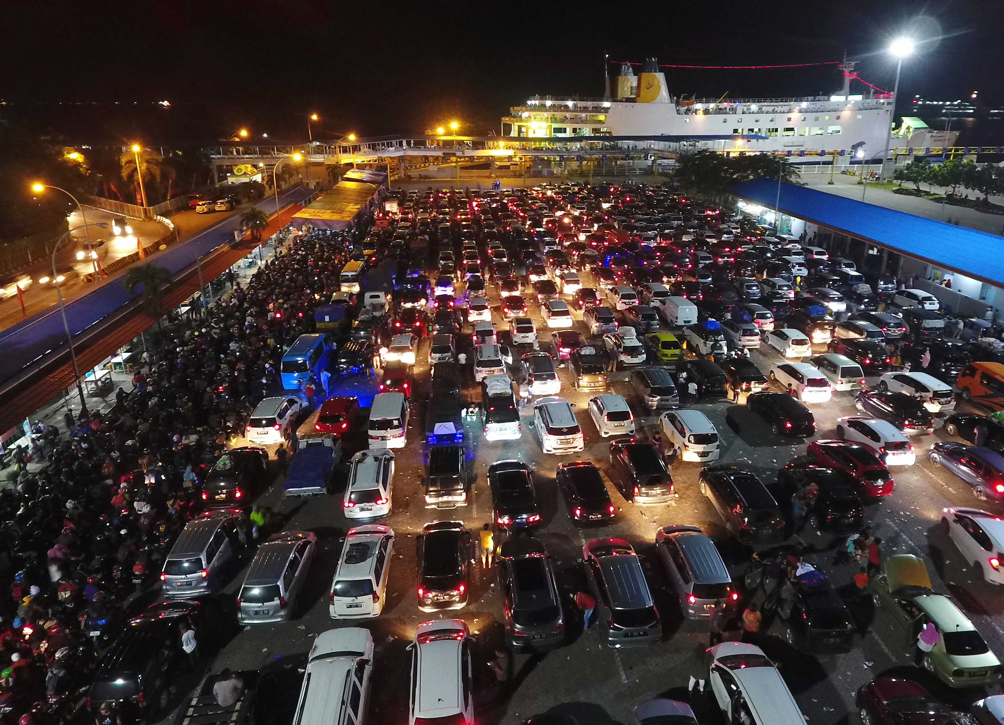  Pengendara mobil antre saat akan memasuki Kapa