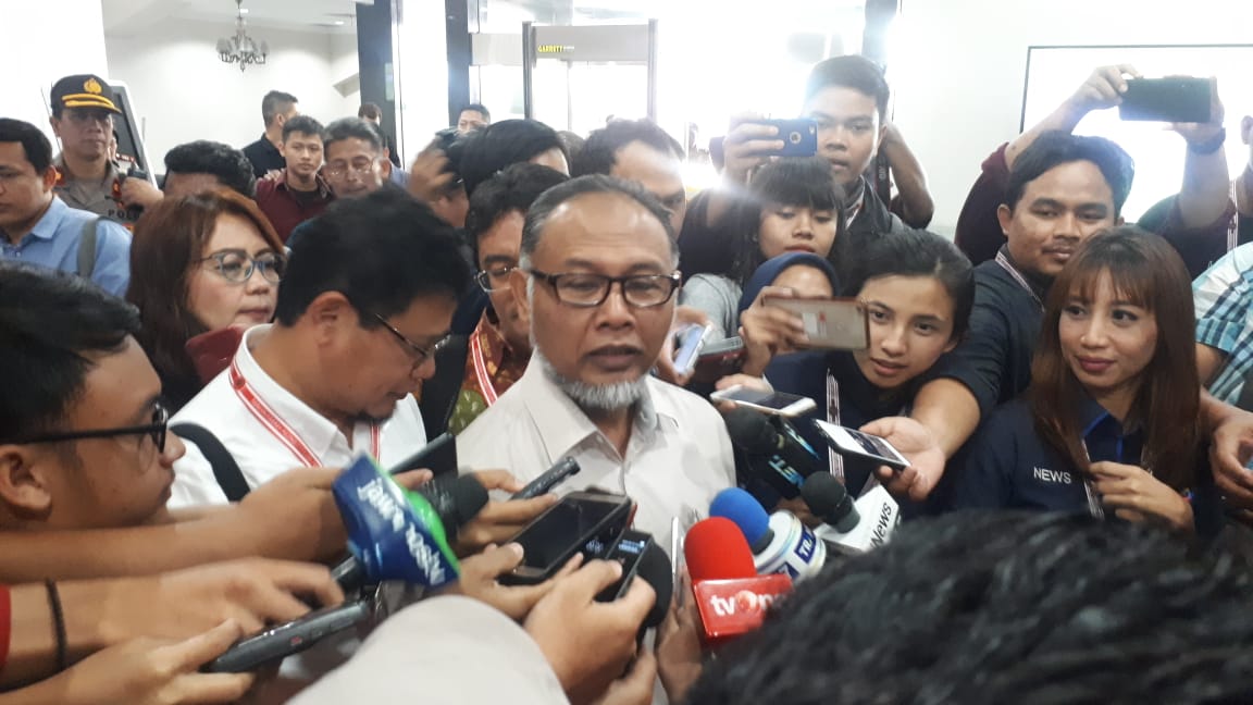 Ketua tim kuasa hukum Badan Pemenangan Nasional (BPN) Bambang Widjojanto (tengah)