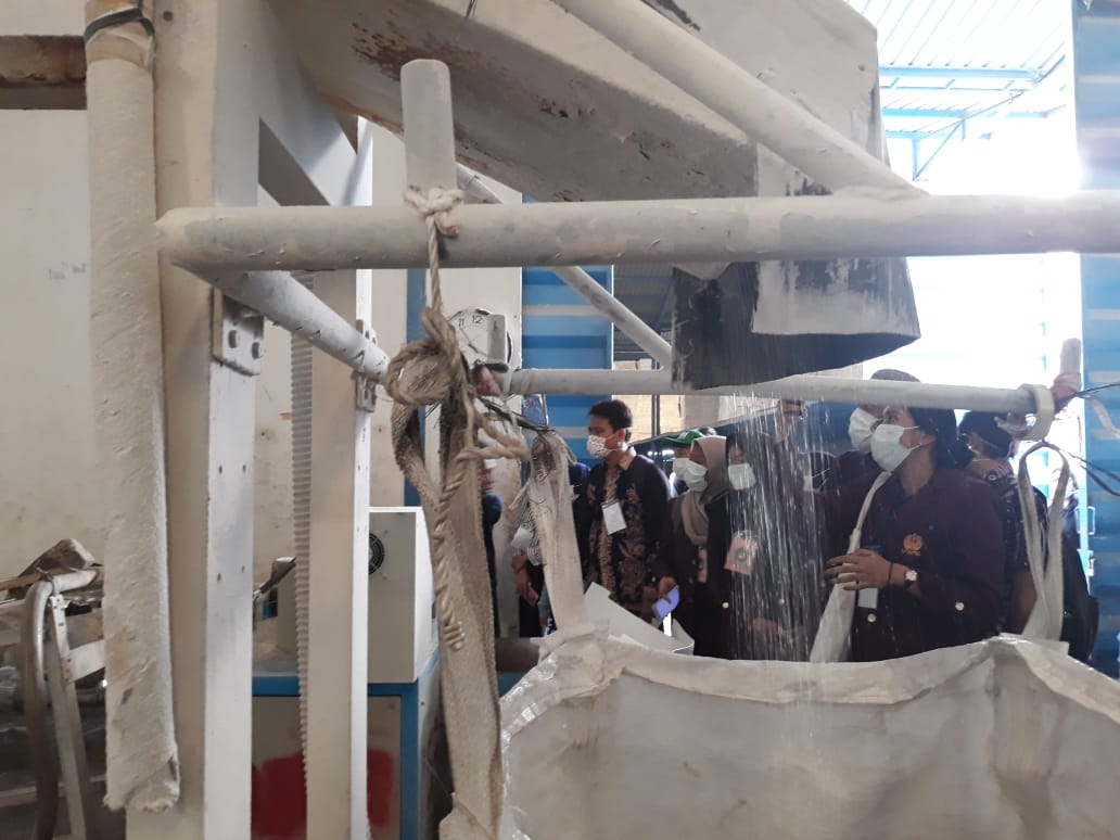  Kemasan penyajian makanan yang terbuat dari stirofoam atau polistiren busa didaur ulang di Pabrik Kemasan Group, di Karawang