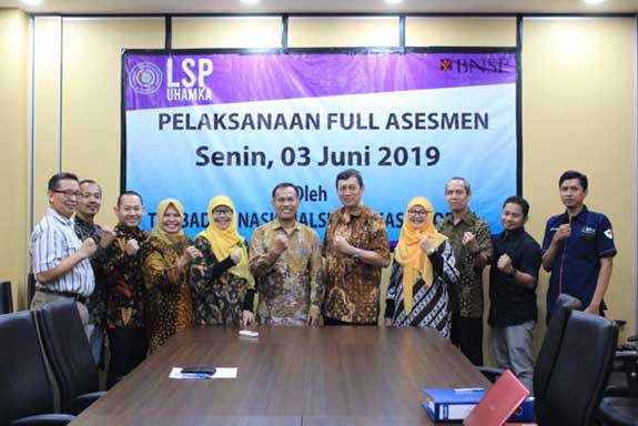 Tim BNSP berfoto bersama wakil rektor I dan dosen UHAMKA usai melakukan full asesmen LSP. 