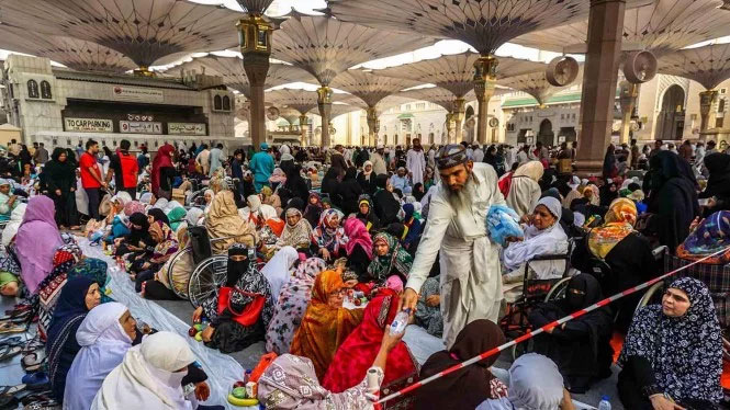 Warga Madinah membagikan takjil kepada umat Islam di Masjid Nabawi, Madinah, Arab Saudi, Selasa, 7 Mei 2019. 