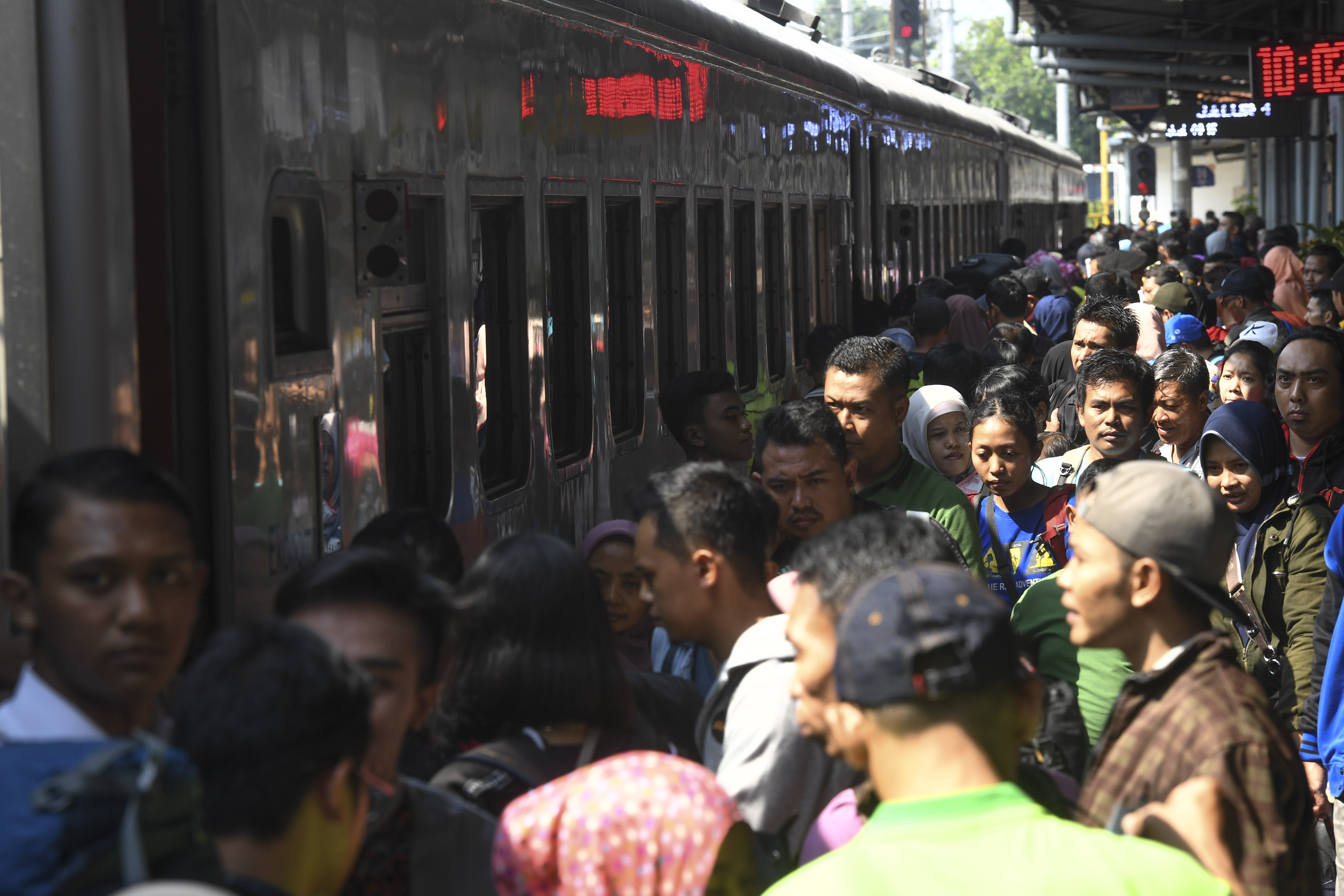 Pemudik di Stasiun Senen.