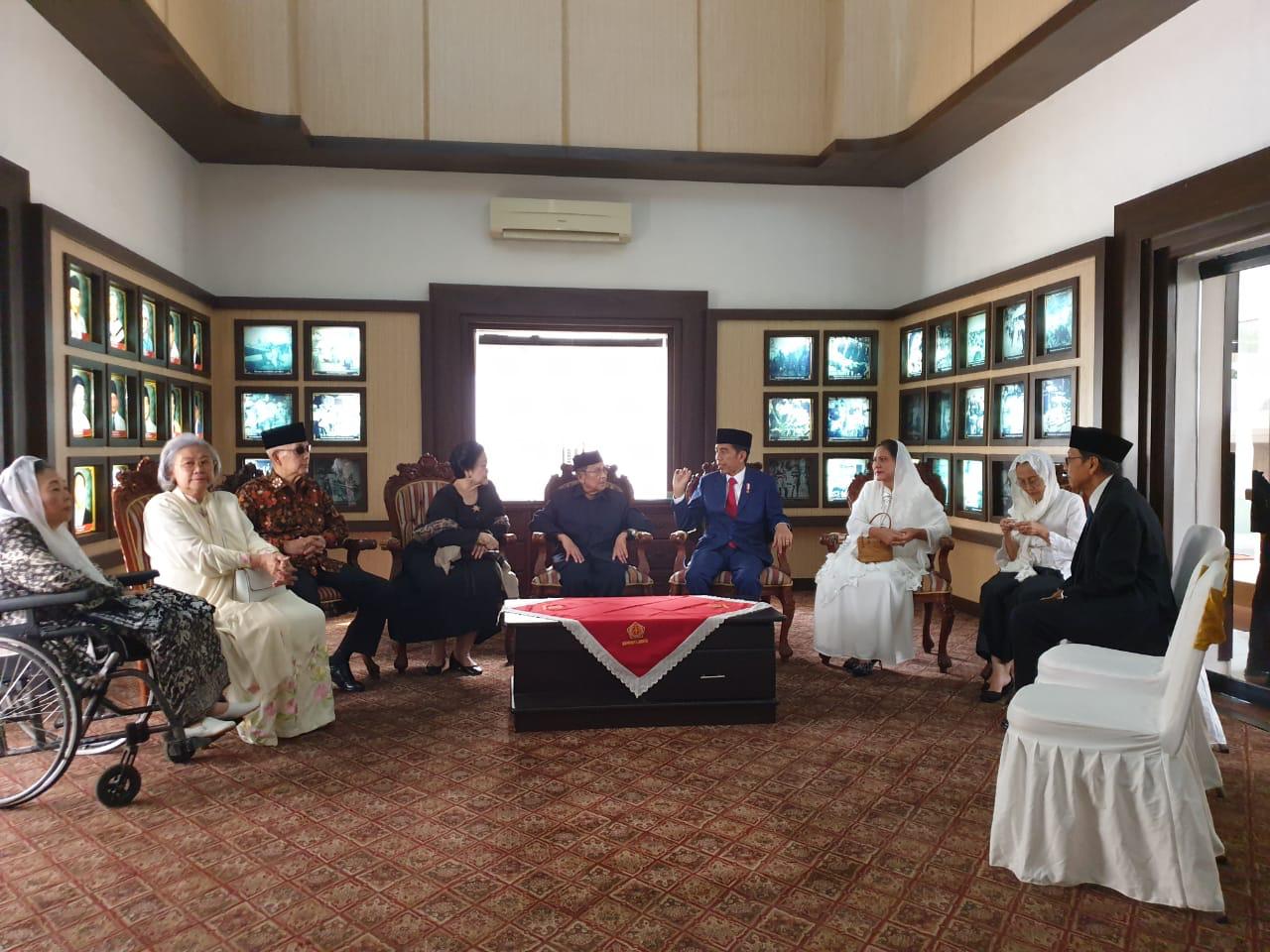 Para mantan presiden dan wakil presiden bersama Presiden Joko Widodo beserta Ibu Negara menghadiri pemakaman Ani Yudhoyono, Minggu (2/6).