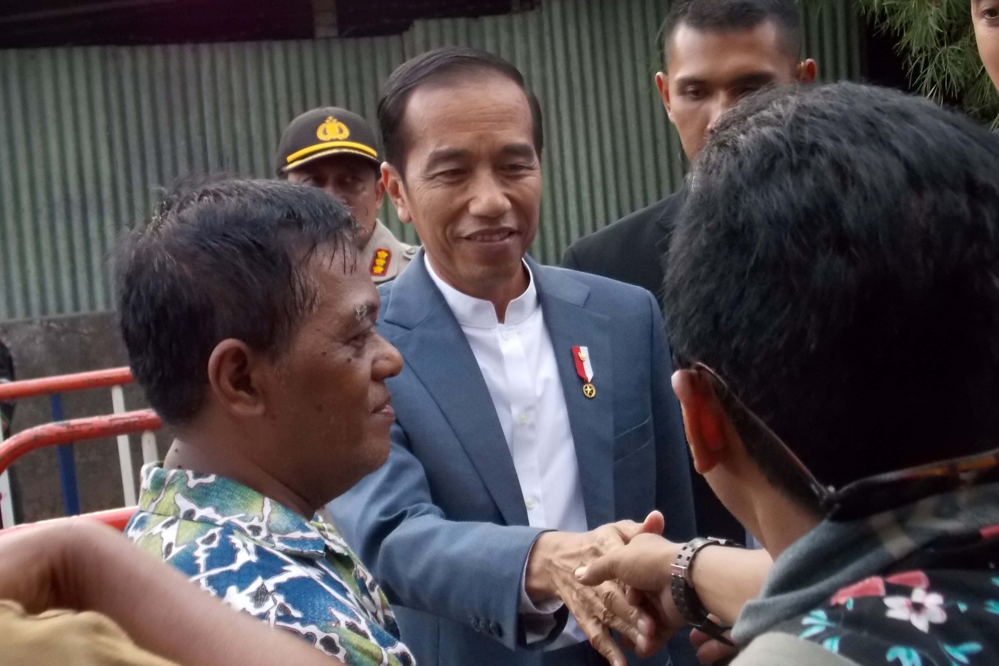 Presiden Joko Widodo menyapa warga kurang mampu di Gedung Graha Saba Buana, Kota Surakarta, Jawa Tengah, Rabu (5/6).