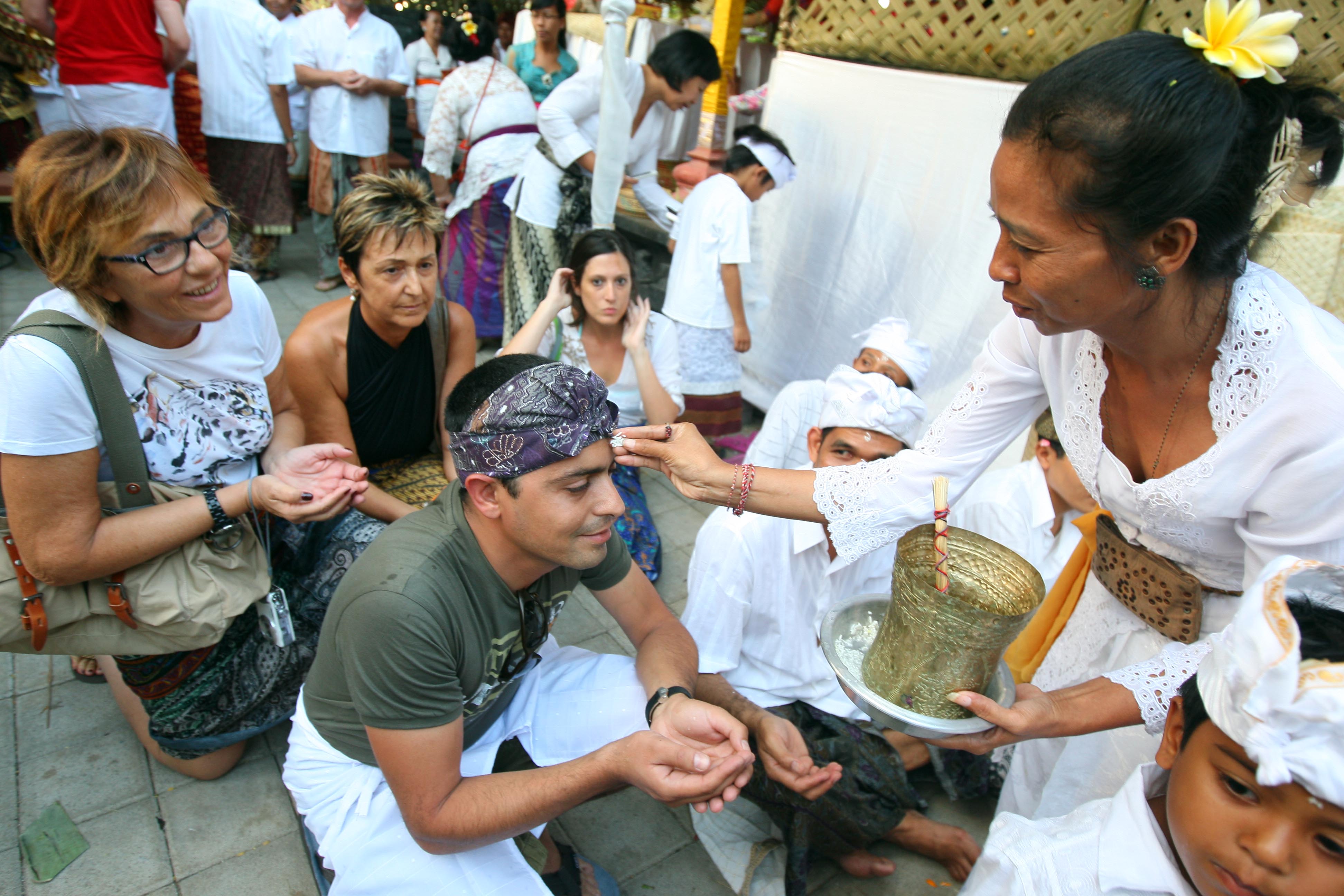 Para turis asing mendapatkan air suci dalam upacara di Pura Udiyana Sari, Intercontinental Bali Resort, Jimbaran, Bali, beberapa waktu lalu.