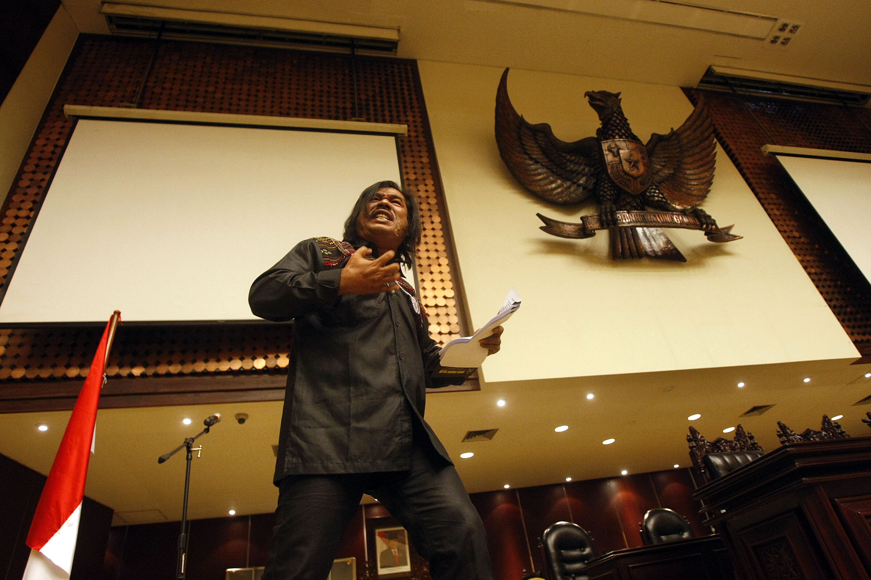 Pendiri Rumah Seni Asnur, Asrizal Nur, ikut menjadi penyelenggara World Festival of Poetry yang berlangsung Jumat (21/6) di Jakarta.