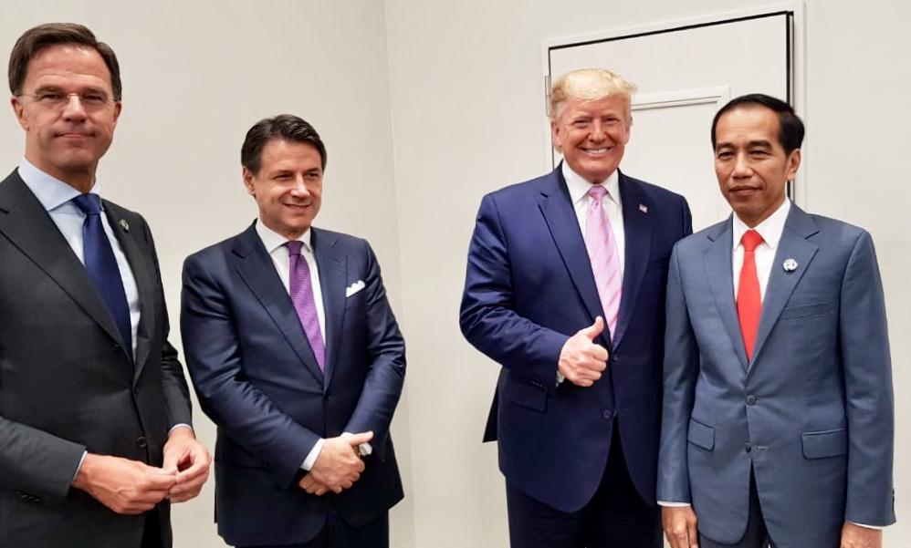 Presiden Joko Widodo (kanan) berpose dengan Presiden Amerika Serikat Donald Trump (kedua dari kanan) di KTT G-20 