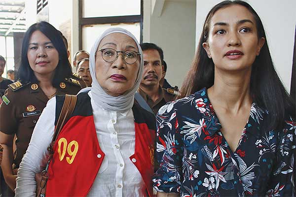 Terdakwa kasus dugaan penyebaran berita bohong atau hoaks Ratna Sarumpaet (tengah) didampingi anaknya Atiqah Hasiholan (kanan) tiba di penga