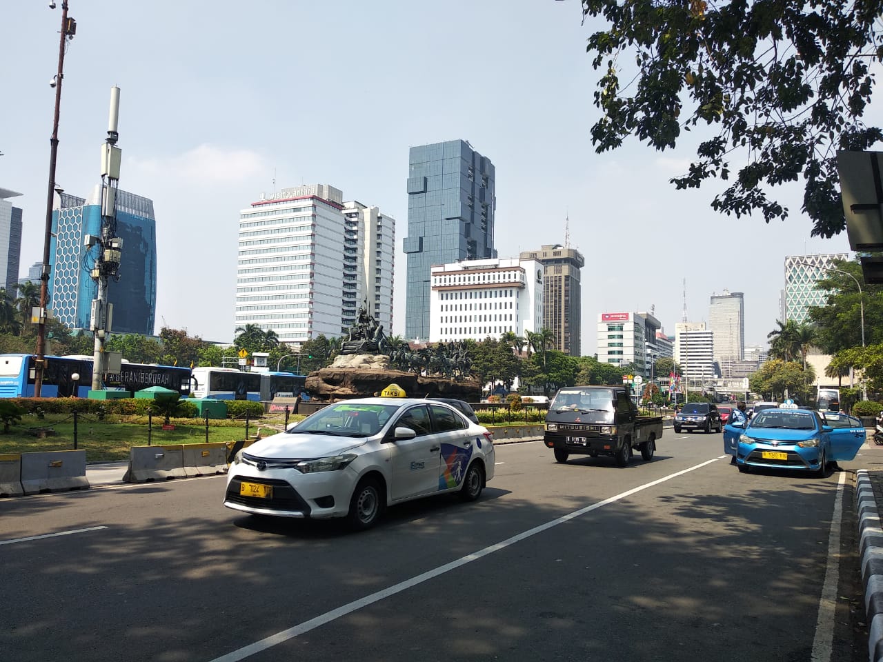 Kondisi jalan Medan Merdeka Barat yang bisa dilakui kendaraan pada hari ini, Rabu (19/6).