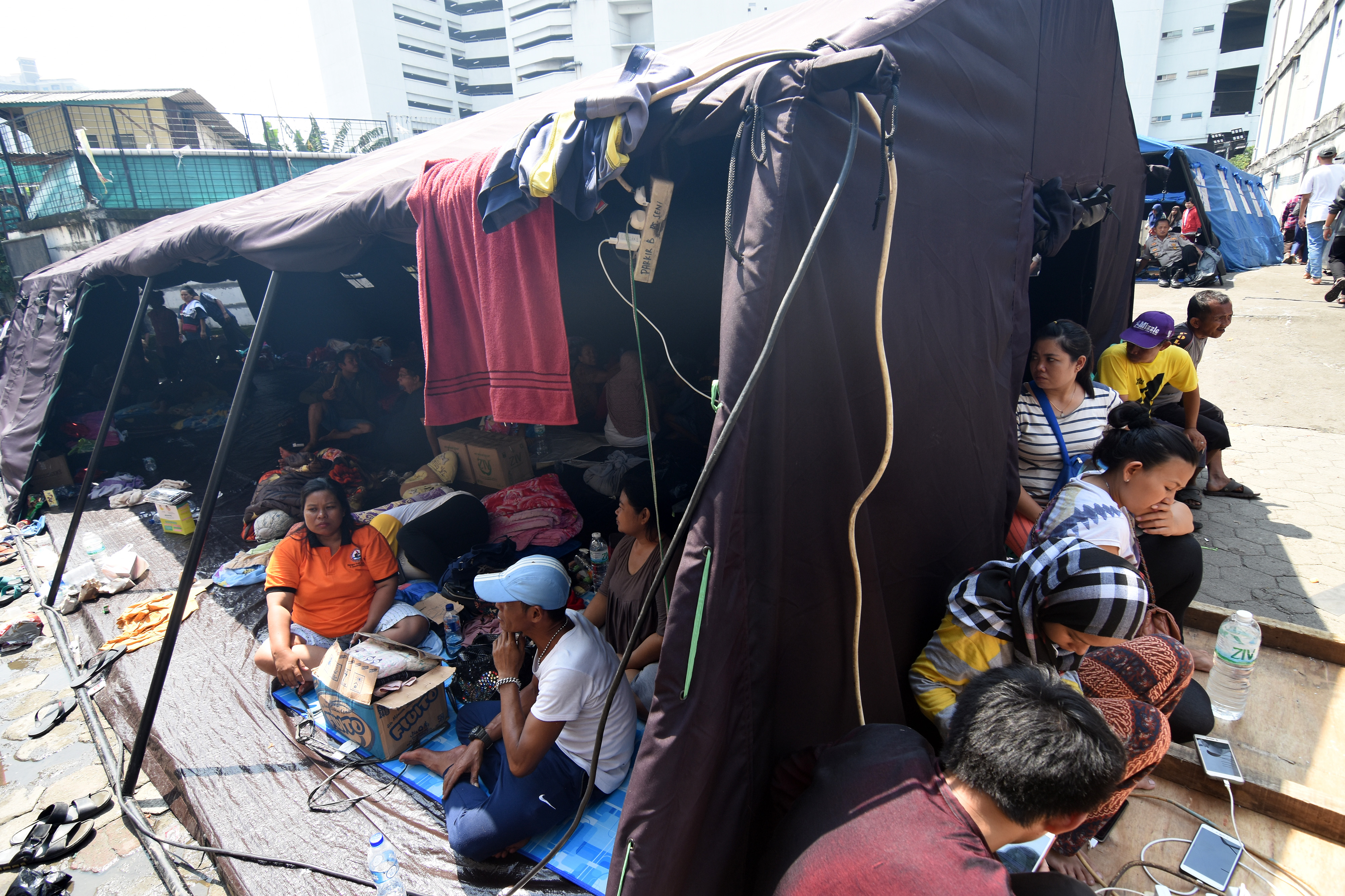  Warga korban kebakaran beristirahat di posko pengungsian Kampung Bandan, Jakarta Utara, Minggu(12/5/2019)