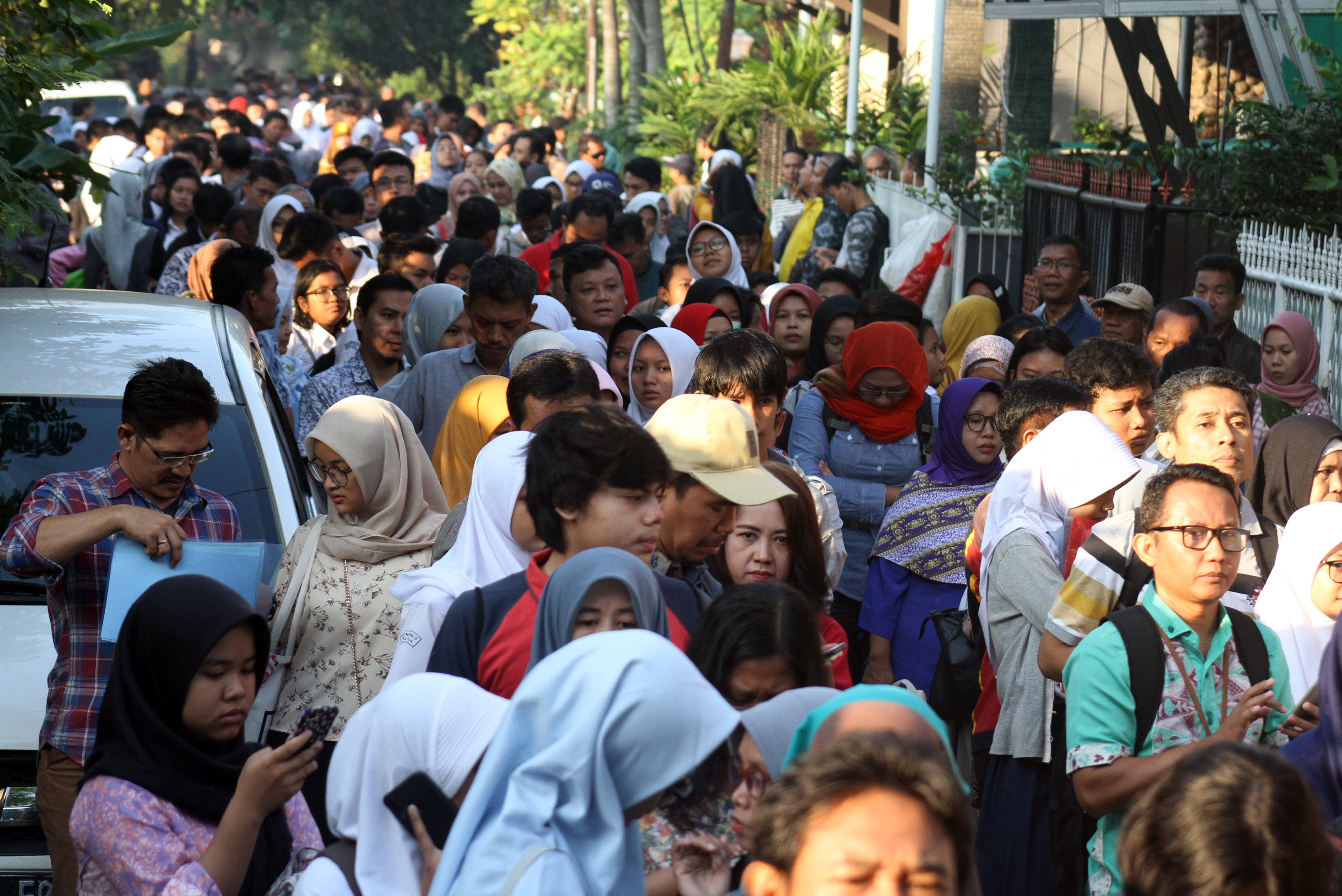  Sejumlah siswa dan orang tua murid antre saat akan mengikuti seleksi Penerimaan Peserta Didik Baru (PPDB) 