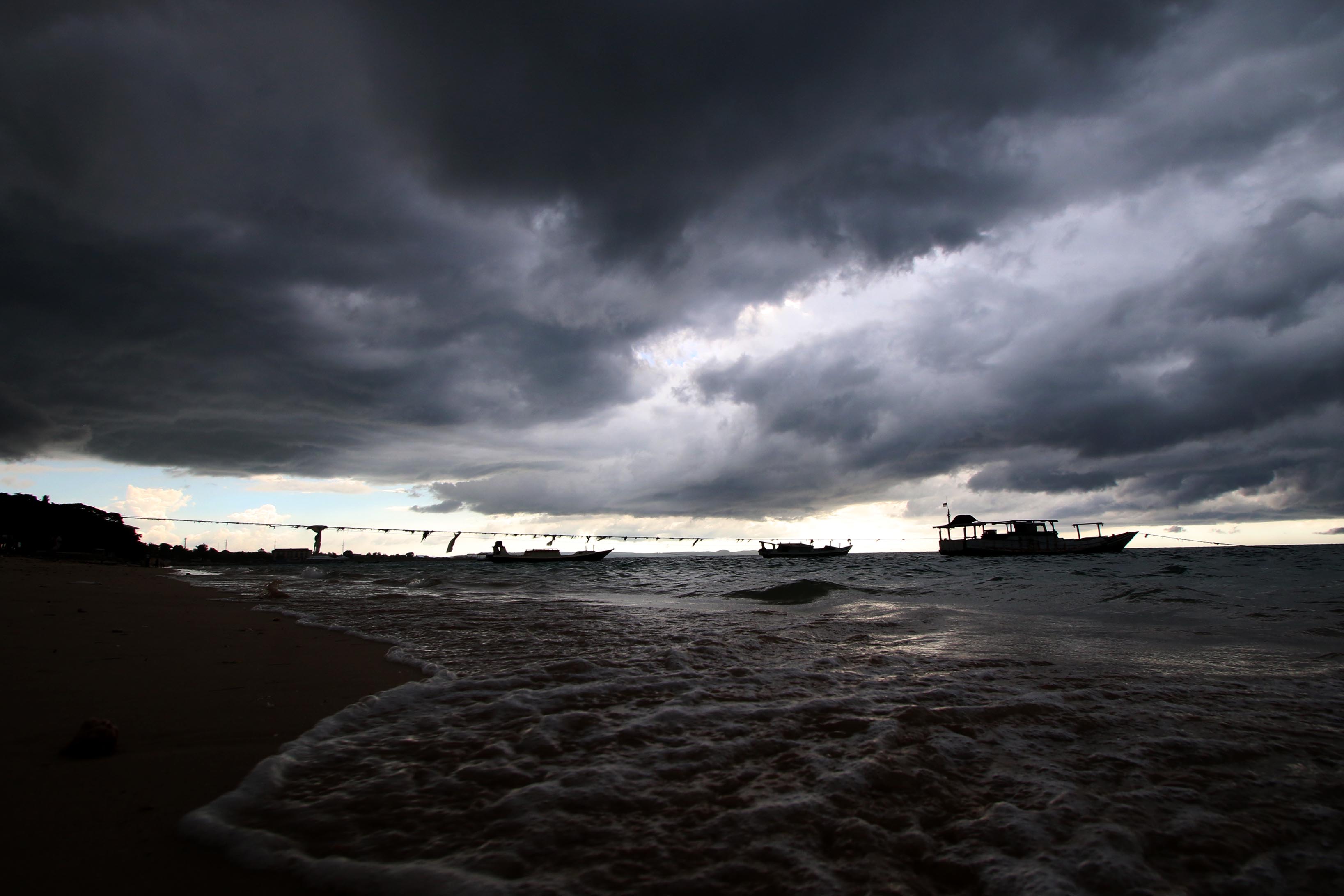 PT ASDP Indonesia Ferry (Persero) Cabang Kupang mulai Selasa (4/6) memberlakukan buka tutup pelayaran di Pelabuhan Bolok Kupang-Rote Ndao.