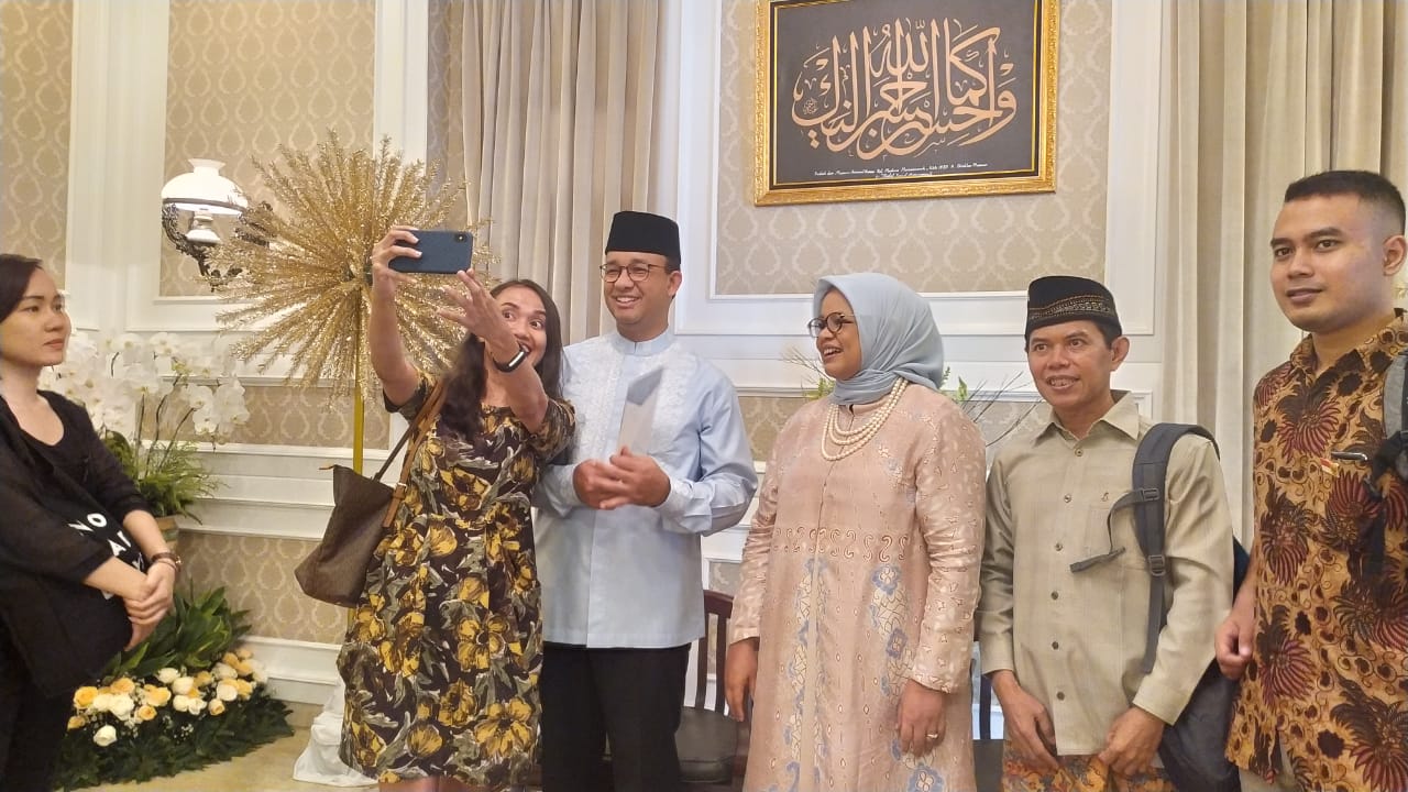 Seorang warga berswafoto dengan Gubernur DKI Jakarta Anies Baswedan saat halalbihalal, Rabu (5/6)