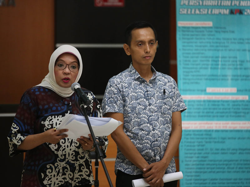 Anggota Pansel KPK Diani Sadia Wati (kiri) dan Al Araf memberikan keterangan saat konferensi pers di Kementerian Sekretariat Negara, Jakarta