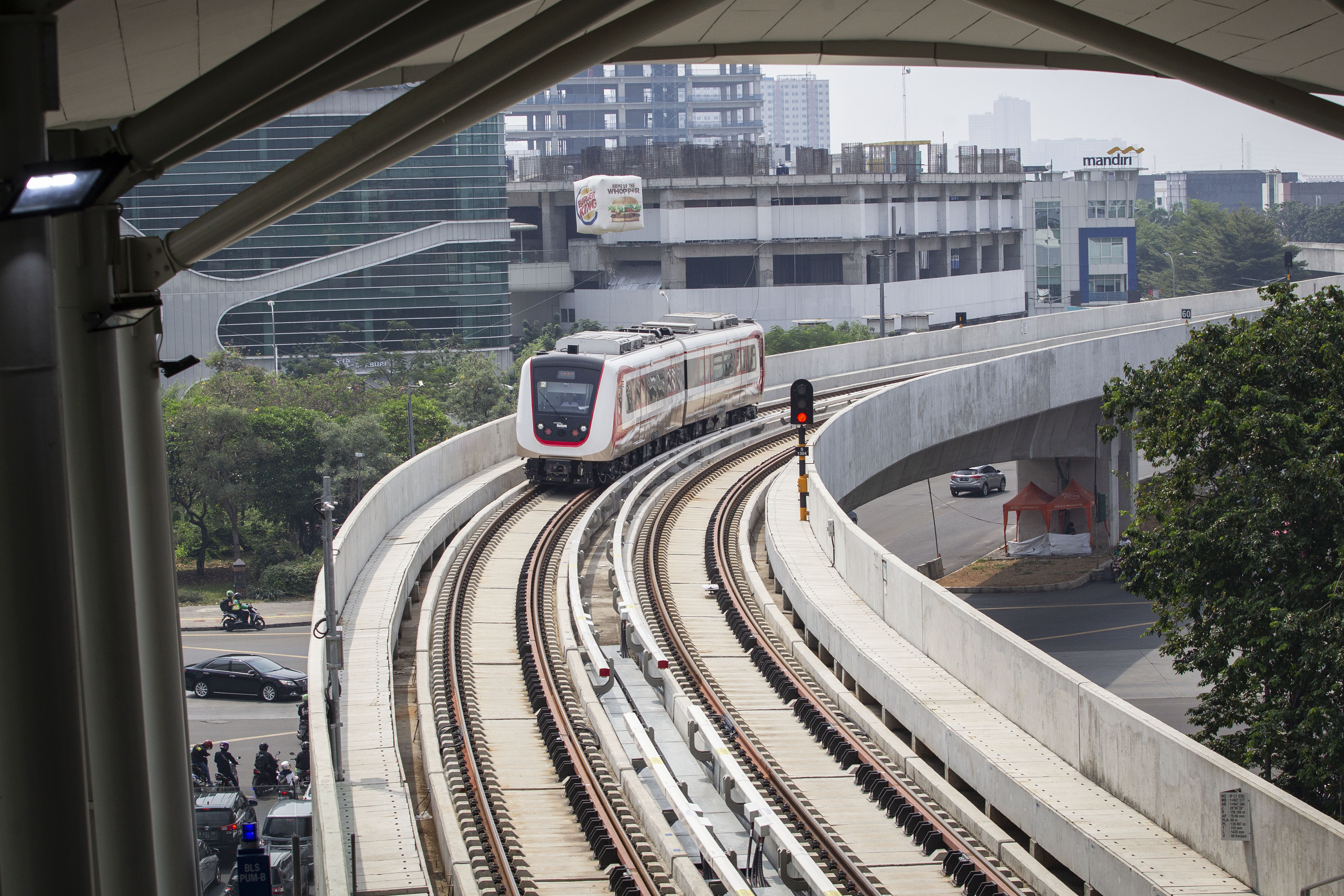  Kereta Light Rail Transit (LRT) melintas saat uji publik di kawasan Kelapa Gading,