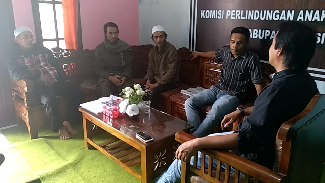 Sejumlah tokoh masyarakat dan agama mendatangi  Kantor Komisi Perlindungan Anak Indonesia Daerah Kabupaten Tasikmalaya, Kamis (20/6). 