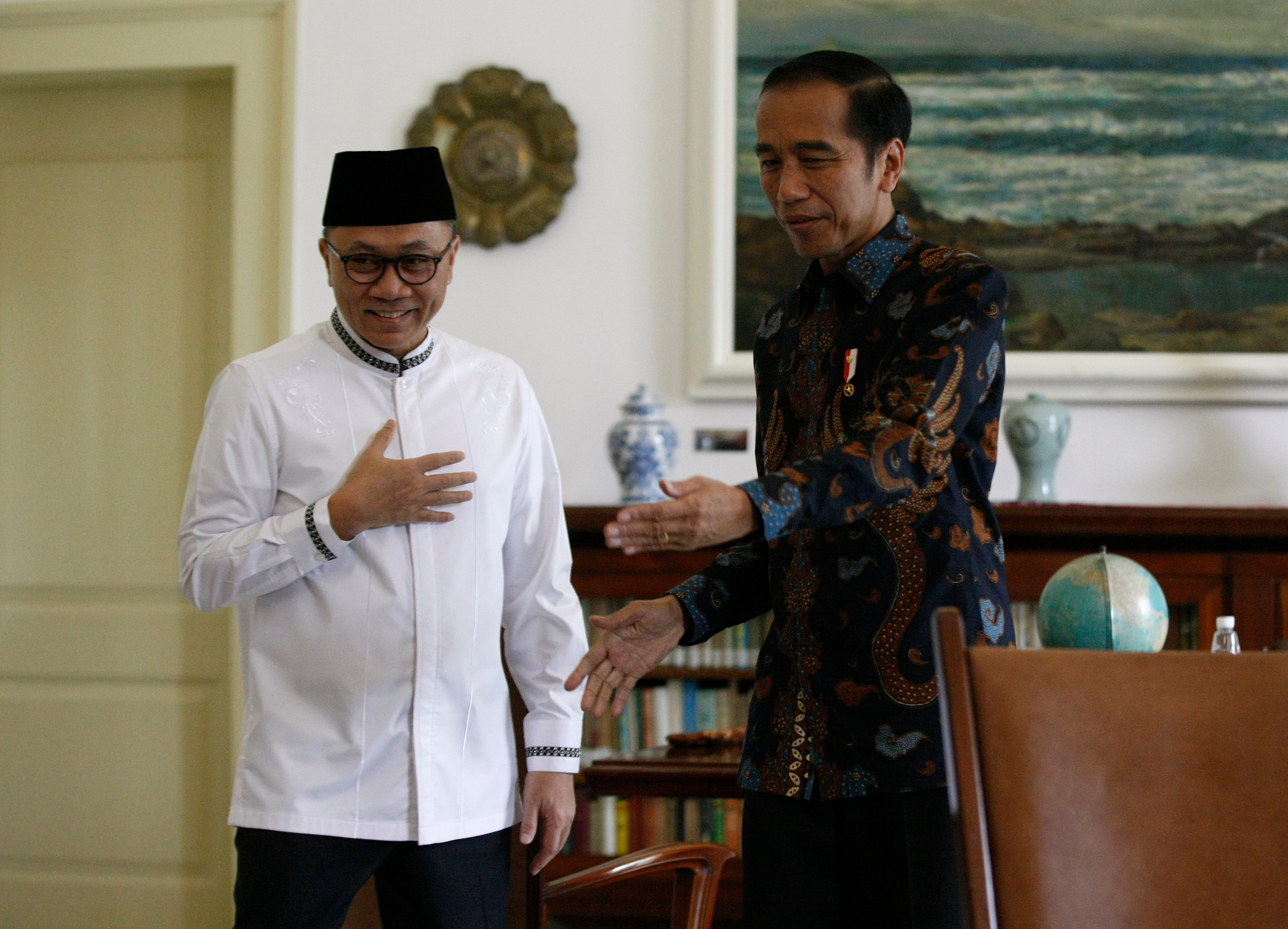Presiden Joko Widodo menerima Ketua MPR Zulkifli Hasan di Istana Bogor, Jawa Barat, Rabu (22/5/2019). 