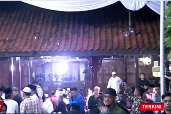  Jenazah Ani Yudhoyono tiba di Puri Cikeas, Bogor, Jawa Barat, Sabtu (1/6) malam