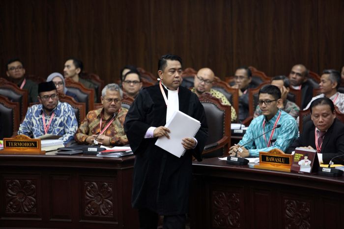 Ketua tim hukum KPU Ali Nurdin bersiap memberikan keterangan di sidang PHPU MK 