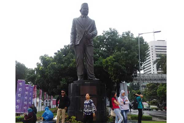 Patung pahlawan nasional Mohammad Husni Thamrin 