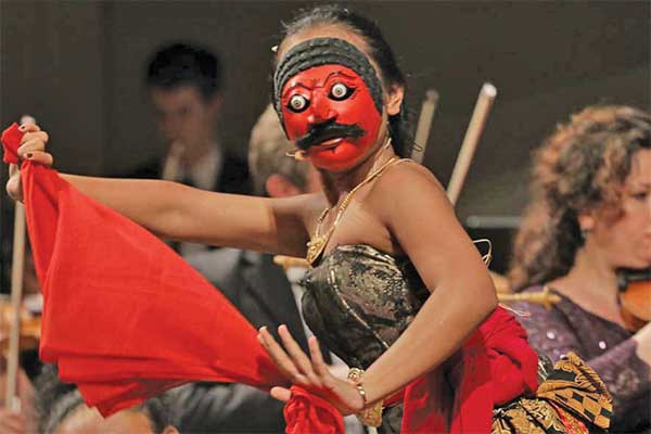 Woro membawakan topeng Panji yang menunjukkan sifat halus manusia, topeng Samba yang menunjukkan sifat nakal, dan topeng Jingga yang menunju