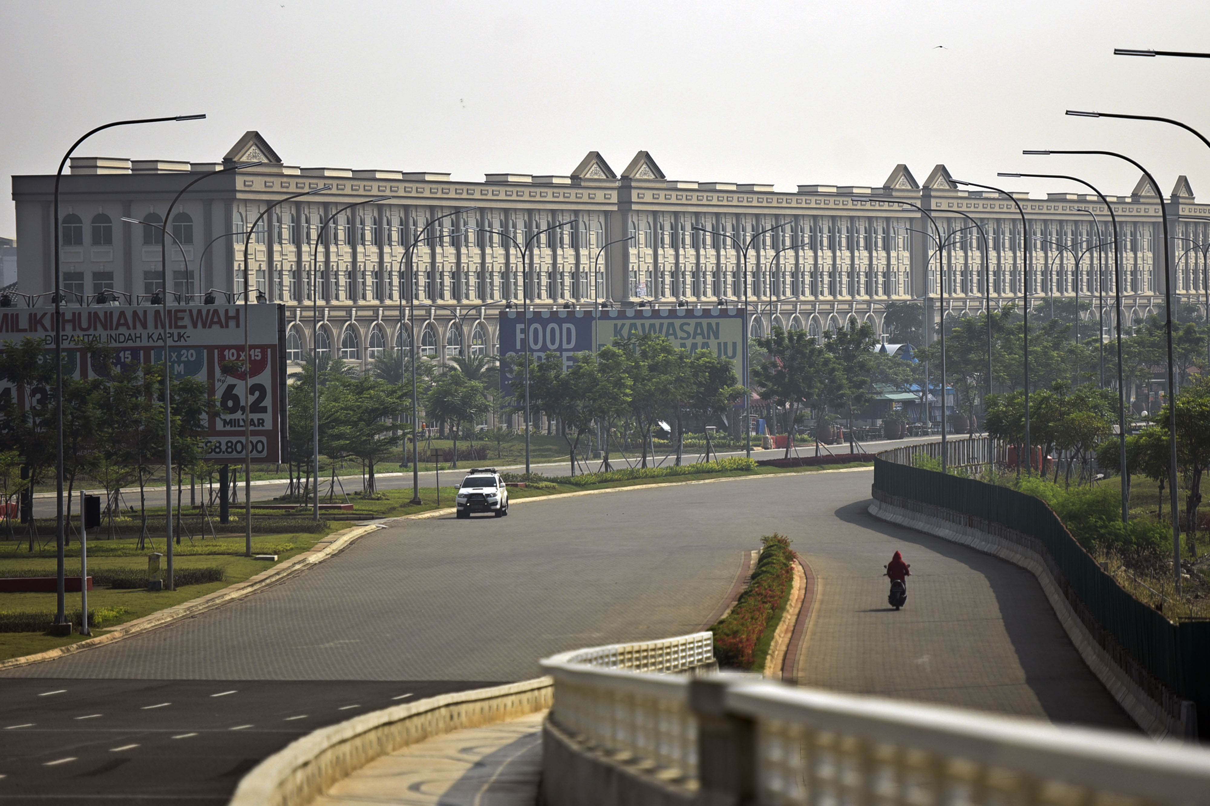 Deretan bangunan yang berada di kawasan Pulau D hasil reklamasi, di kawasan pesisir Jakarta.
