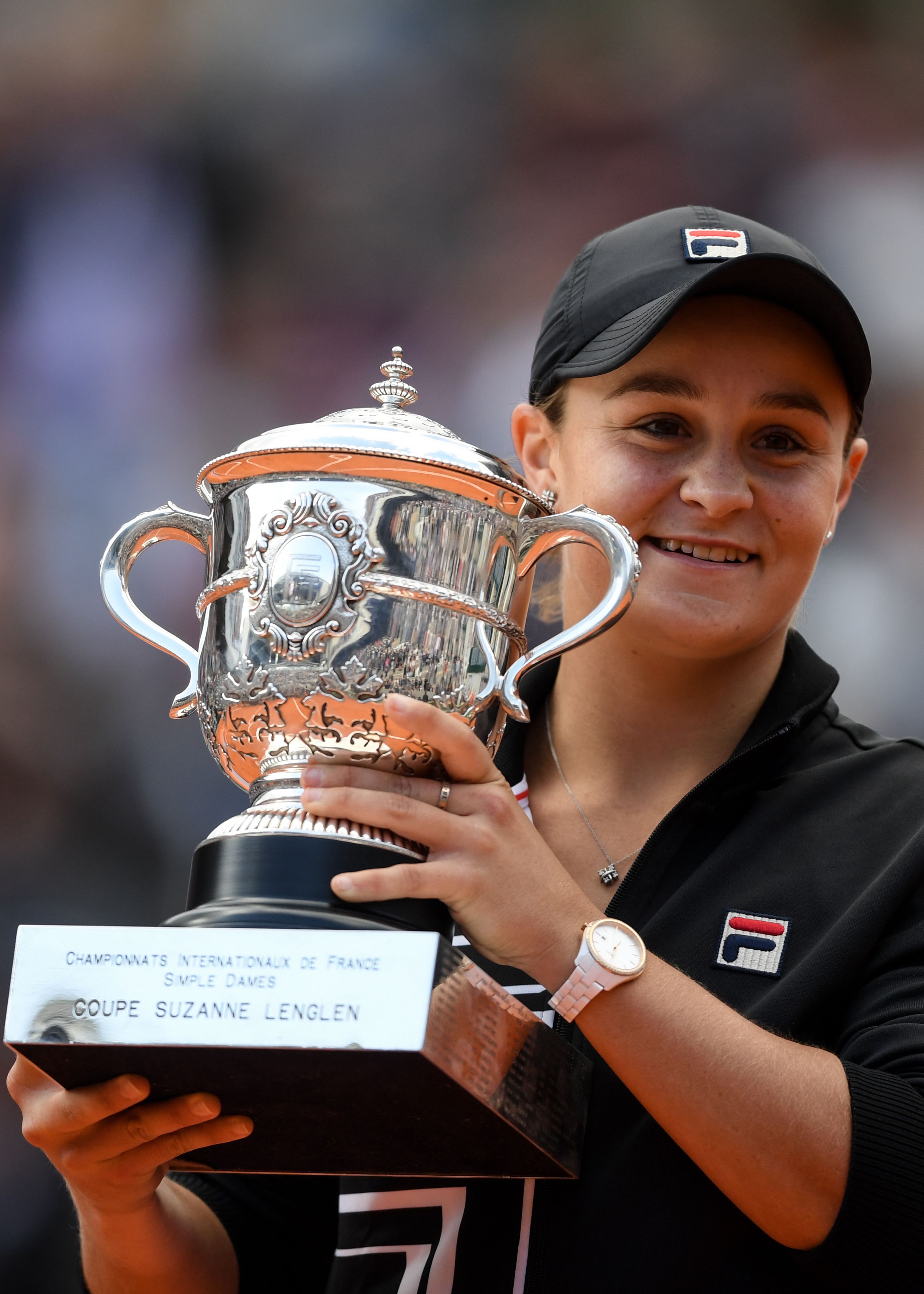 Petenis Australia Ashleigh Barty mengangkart trofi Suzanne Lenglen sebagai juara tunggal putri grand slam Prancis Terbuka