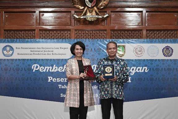 Pembekalan kepulangan peserta program Darmasiswa 2018/2019 oileh Suharti, Kepala Biro Perencanaan dan Kerja Sama Luar Negeri Kemendikbud