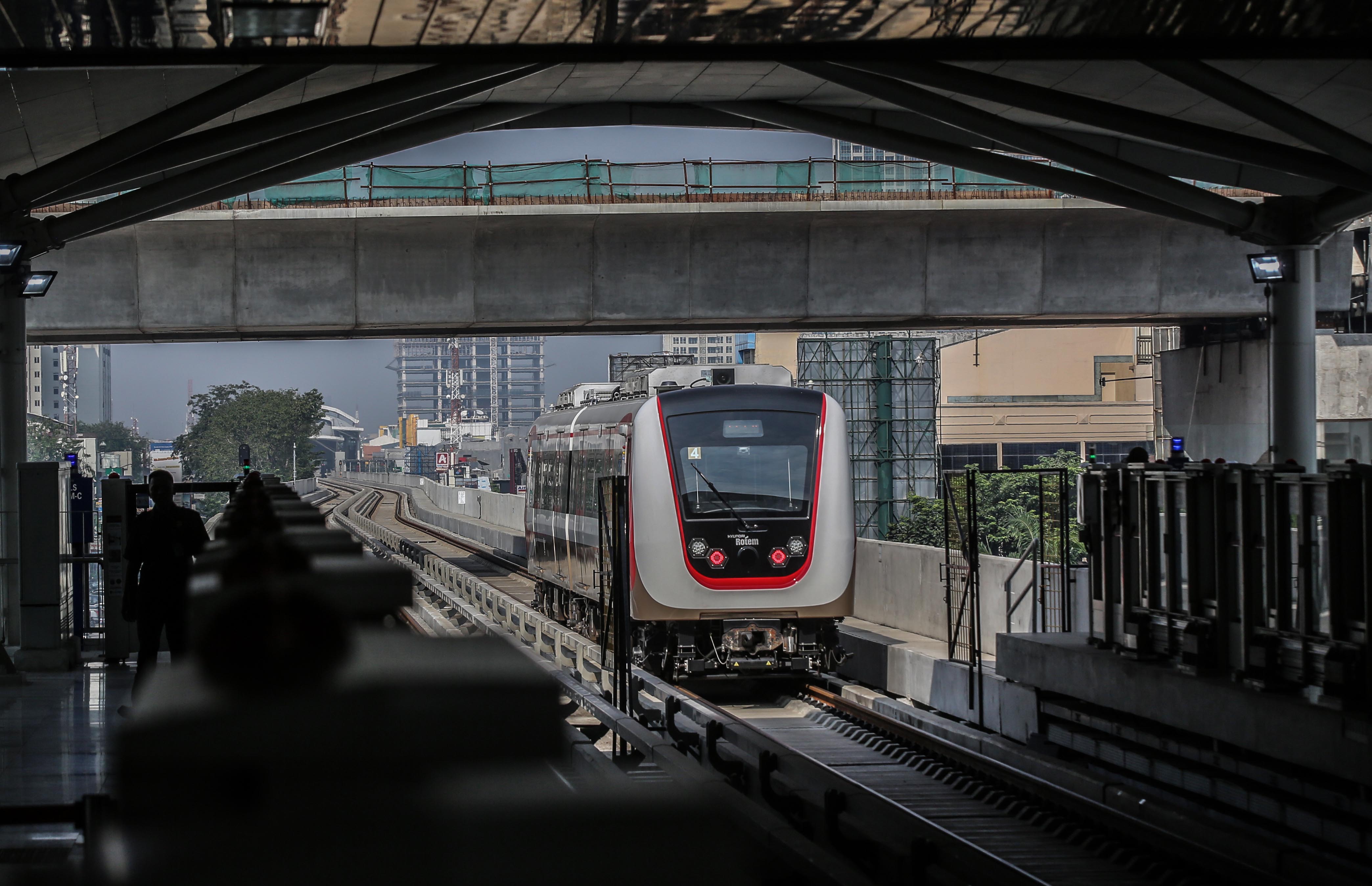 Kereta LRT membawa warga dari Stasiun Boulevard Utara menuju Velodrome, Jakarta.