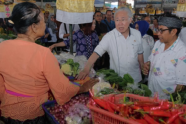 Menteri Perdagangan Enggartiasto Lukita (kedua kanan) berbincang dengan pedagang saat mengunjungi Pasar Tradisional Sindhu, Denpasar