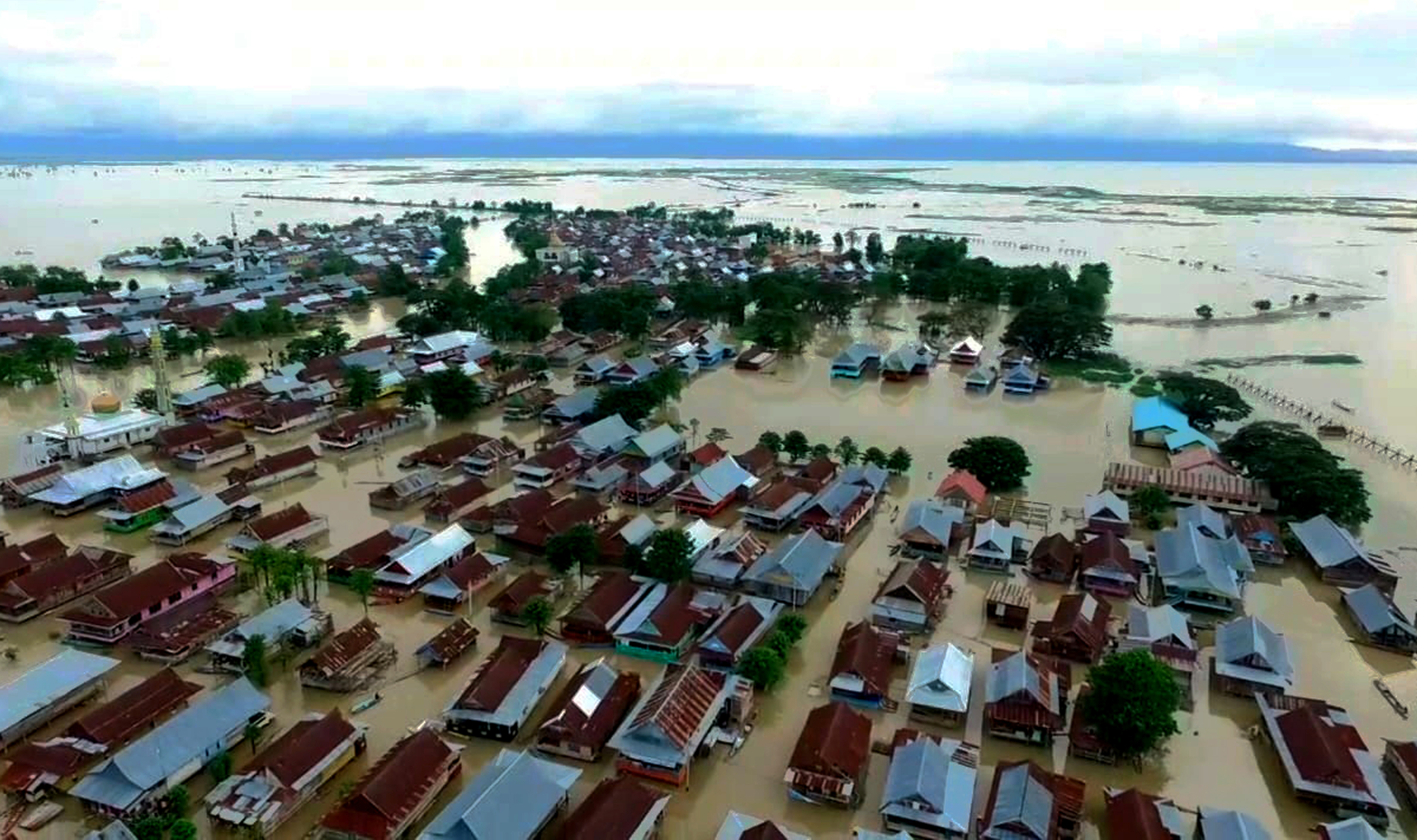  Foto aerial kondisi banjir yang terjadi di Kecamatan Tempe, Kabupaten Wajo, Sulawesi Selatan