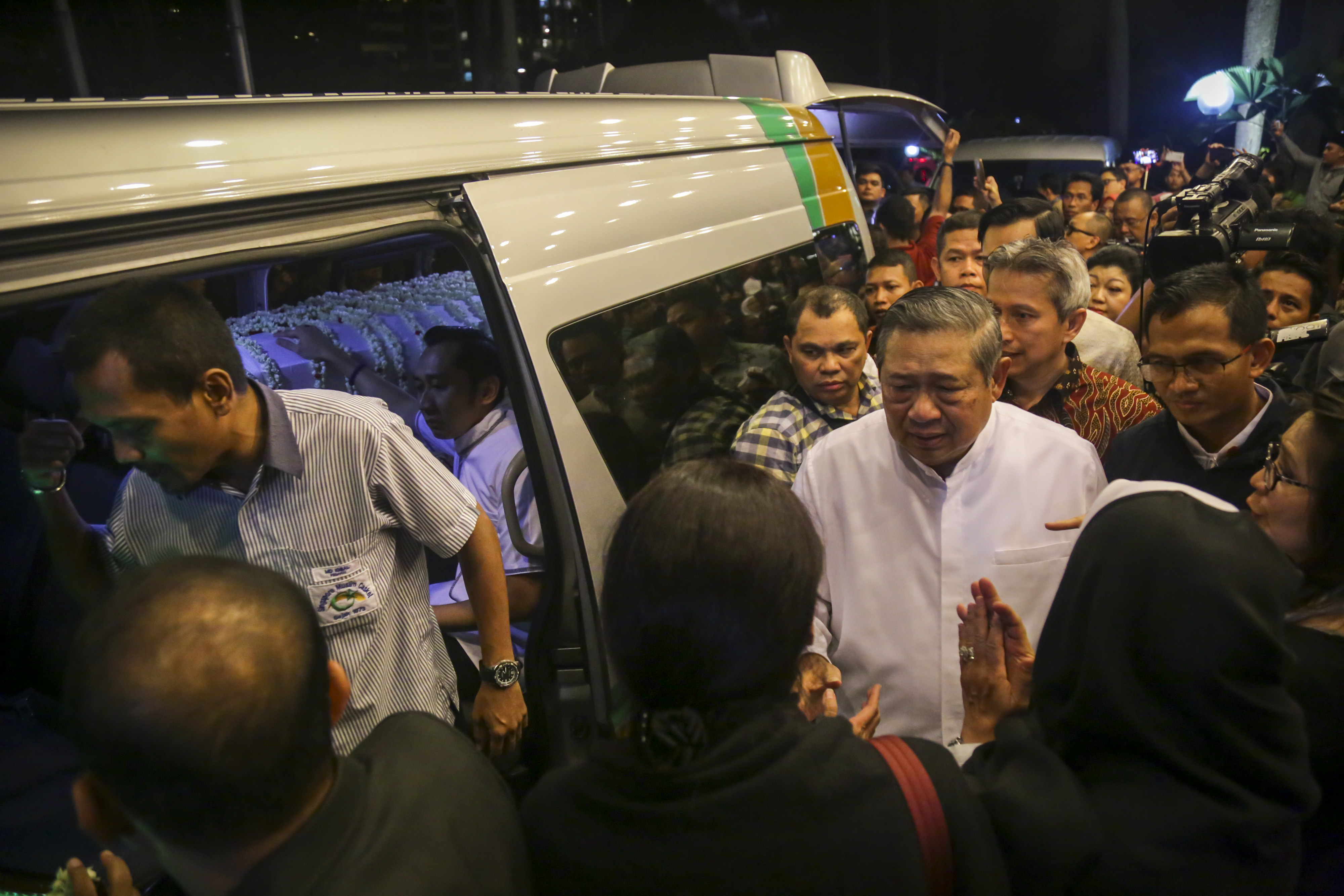Presiden ke-6 RI Susilo Bambang Yudhoyono (tengah) menyalami peziarah almarhumah Ibu Ani Yudhoyono sebelum jenazah dibawa pulang ke Jakarta