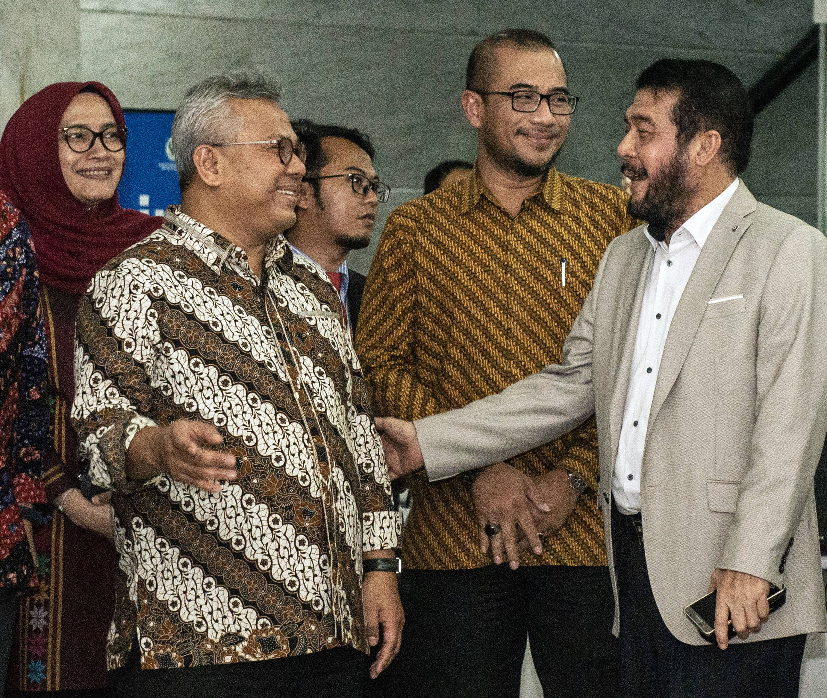 Komisioner KPU Hasyim Asy'ari (kedua kanan) di sela-sela penyerahan alat bukti KPU dalam PHPU Pilpres 2019