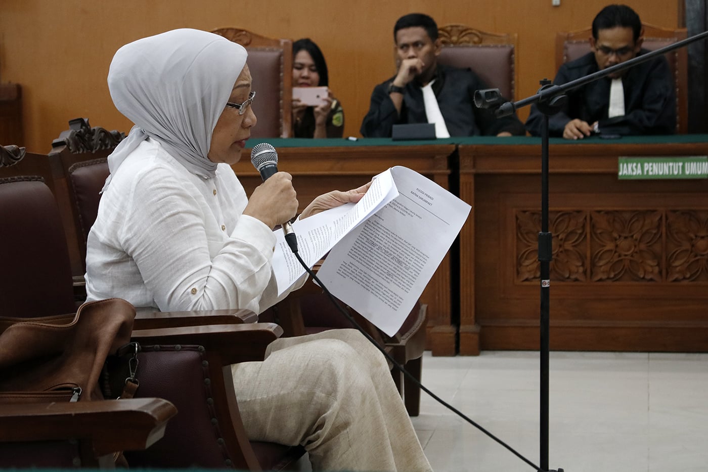 Terdakwa kasus dugaan penyebaran berita bohong atau hoaks Ratna Sarumpaet membacakan pledoi  di PN Jakarta Selatan, Selasa (18/6). 