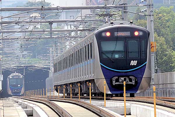 Rangkaian kereta moda raya Ttrpadu (MRT) meninggalkan Stasiun ASEAN di Jakarta, Rabu (15/5). 