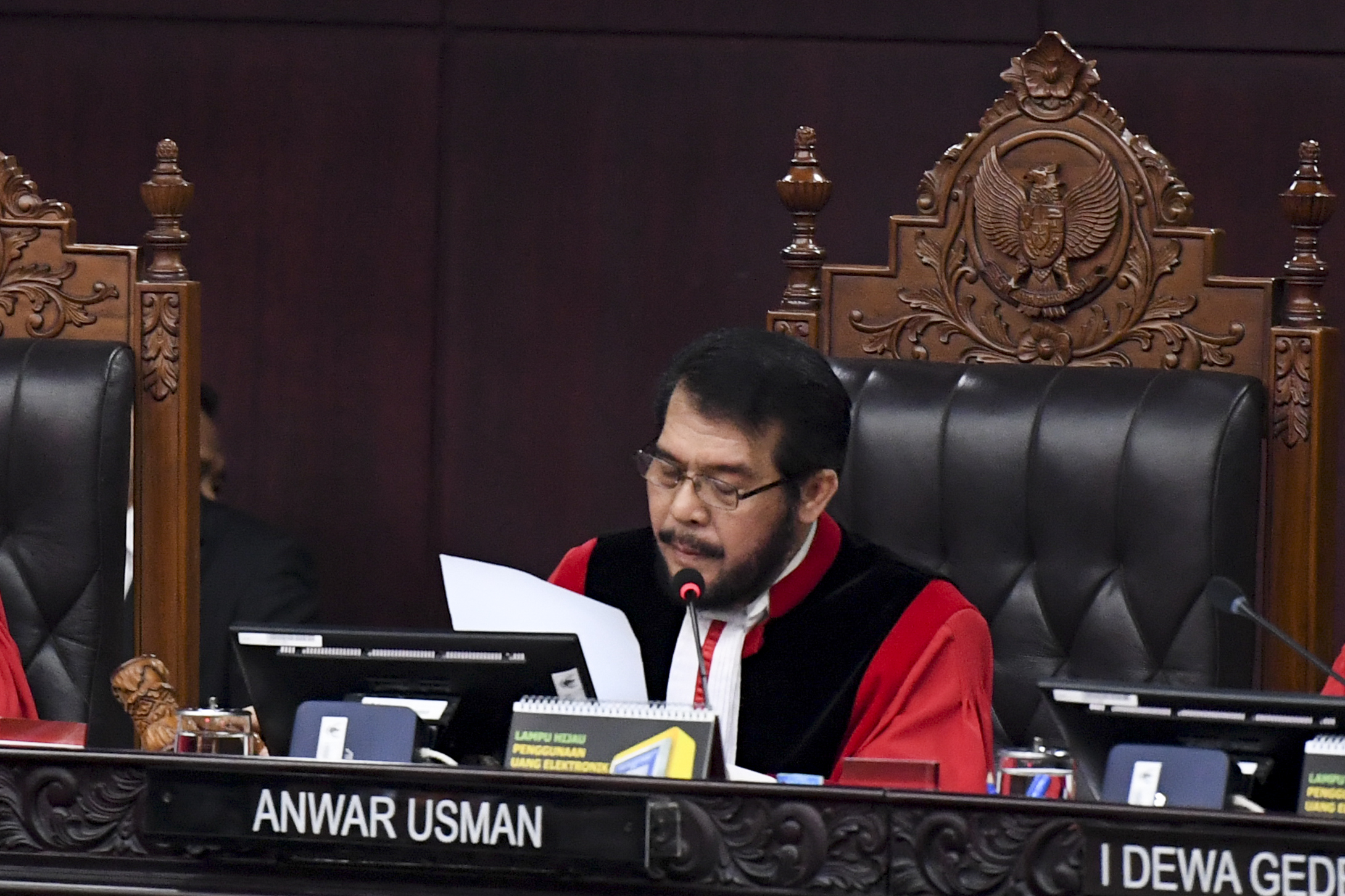 ketua MK Anwar Usman saat membacakan amar putusan sidang PHPU pilpres 2019