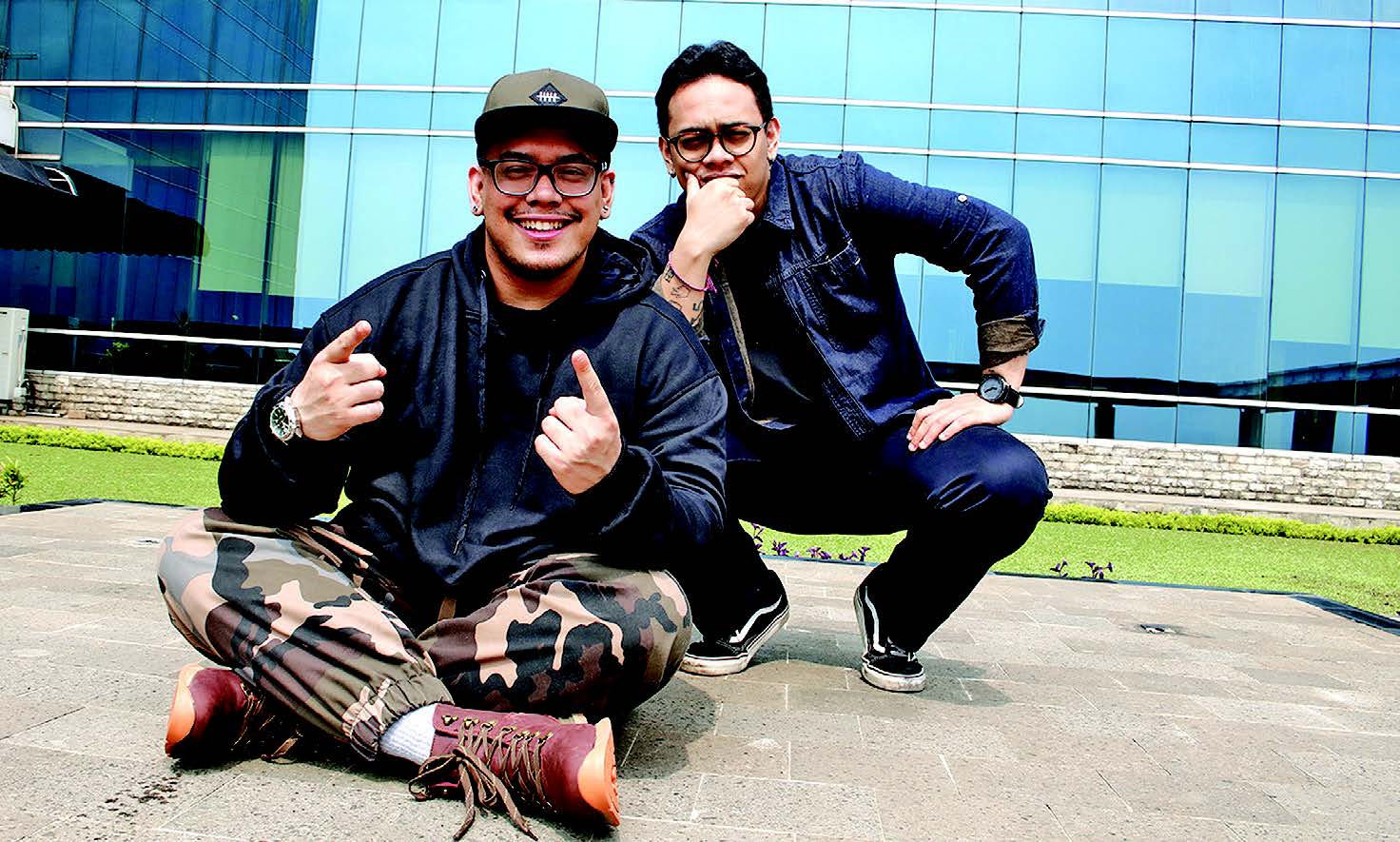 Duo personel Marlo Marco the Loco Brother saat berpose di kantor Media Indonesia, Jakarta, Senin (17/6).