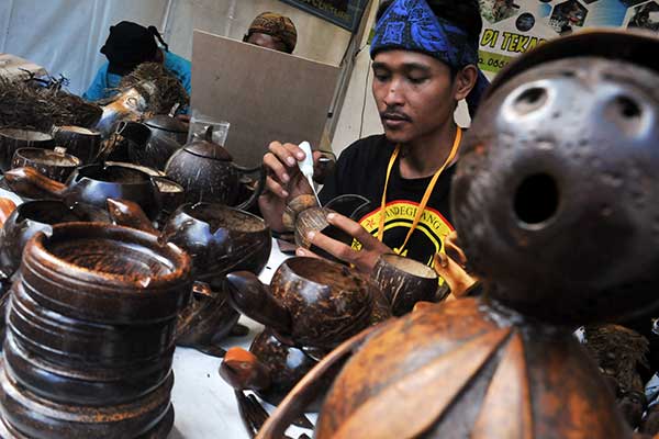 Kerajinan limbah batok kelapa