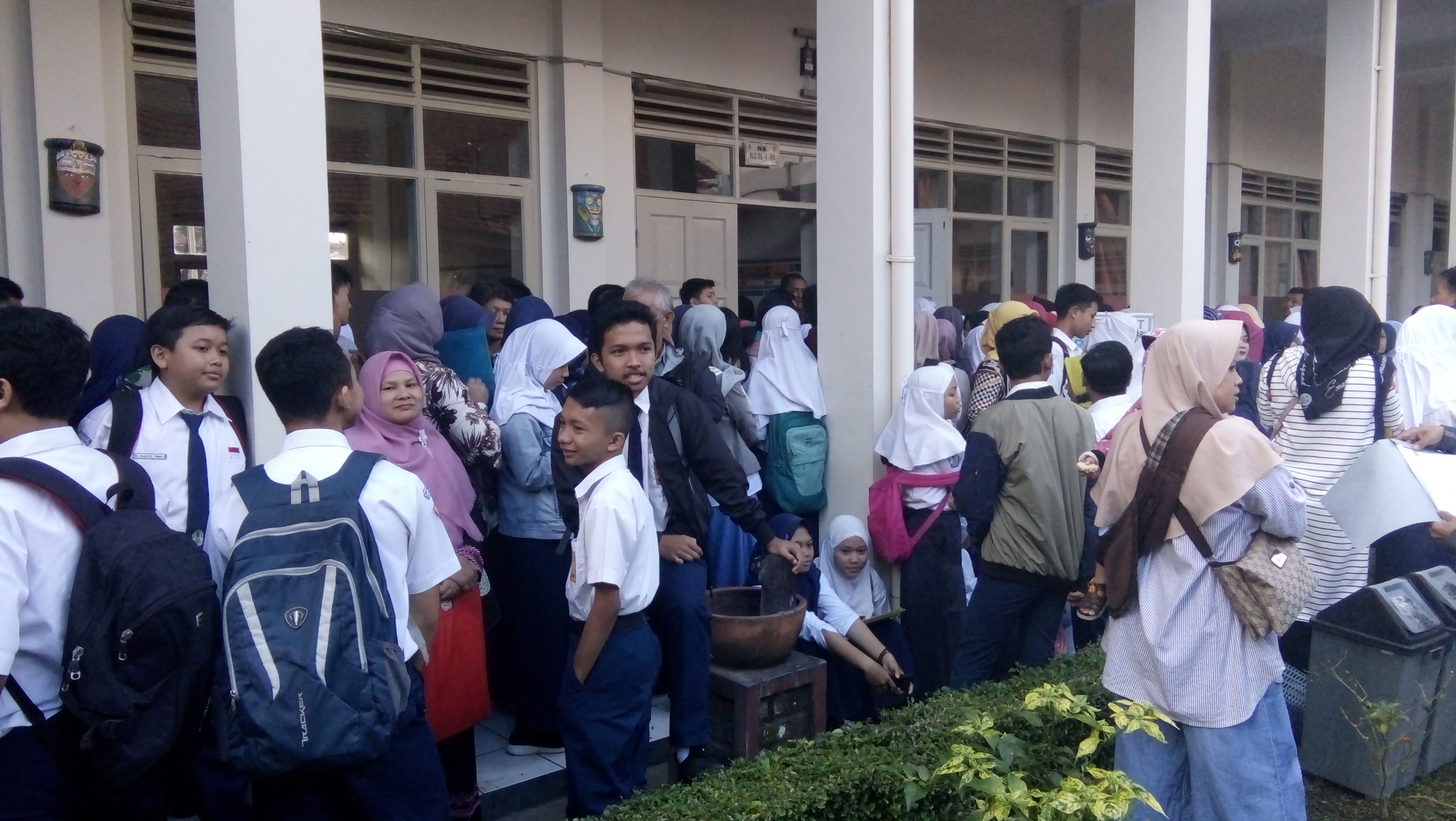 Penerimaan siswa baru berdasarkan zonasi dilaksanakan serentak mulai Senin (17/8), dengan tujuan untuk pemerataan. 