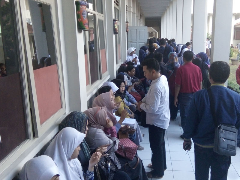 Hari pertama penerimaan pendaftaran peserta didik baru (PPDB) di SMA Negeri 2 Tasikmalaya dipenuhi orang tua siswa.
