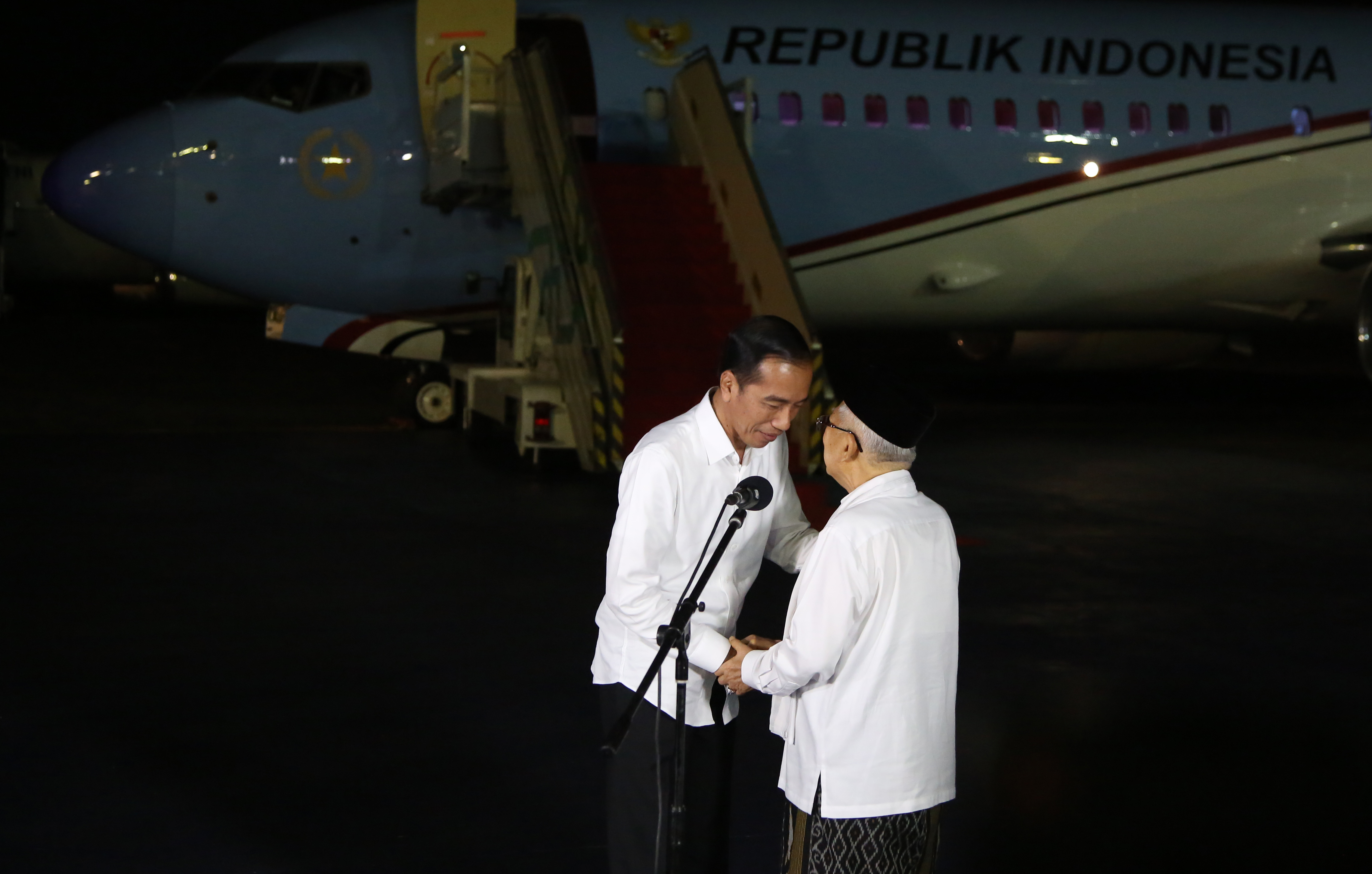 Joko Widodo (kiri) memeluk Ma