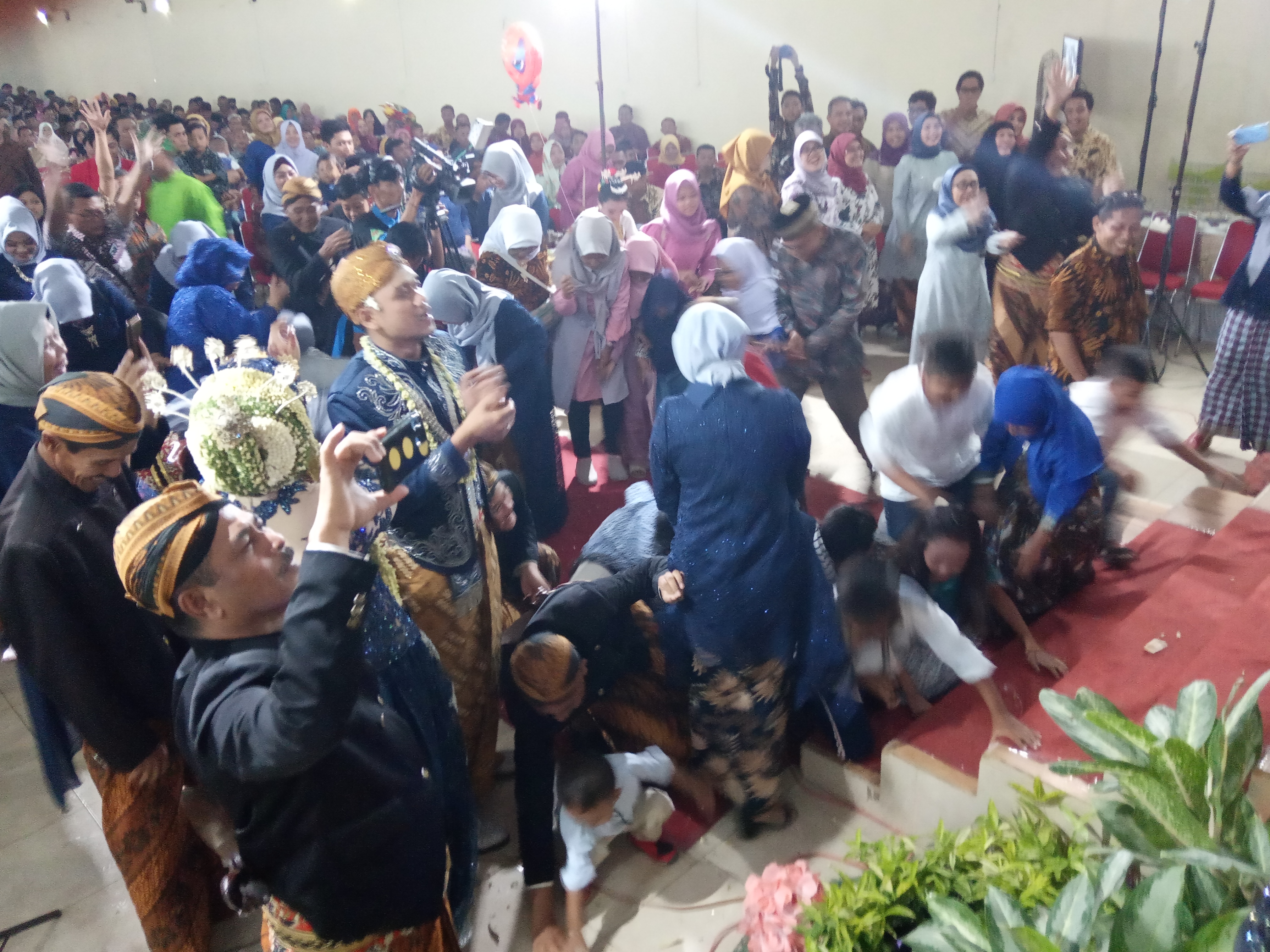 Calon penumpang balik di Stasiun Klaten 