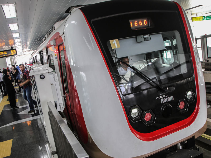 Warga menaiki LRT dari Stasiun Boulevard Utara menuju Velodrome, Jakarta, Selasa (11/6/2019). 