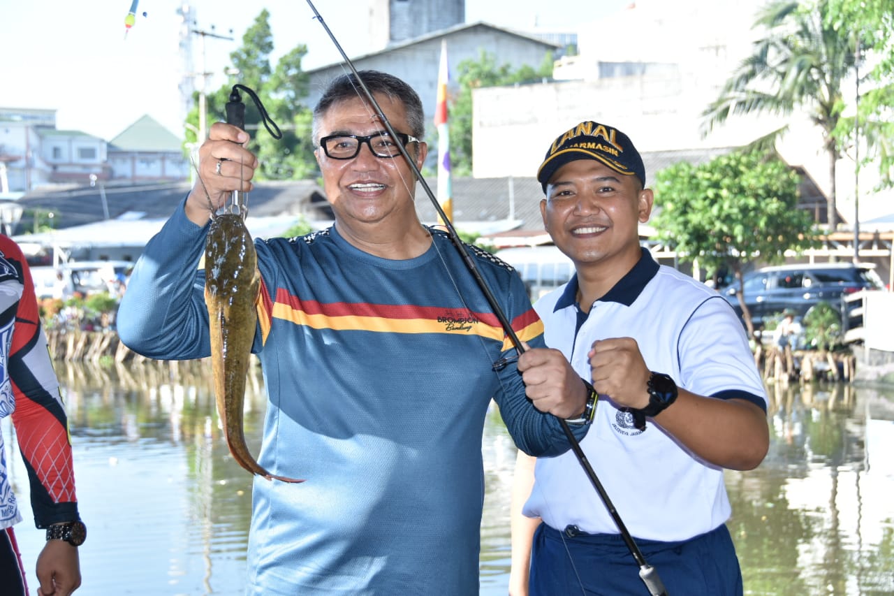 Wakil Kepala Polda Kalsel, Brigjen Pol Aneka Pristafuddin, membuka lomba mancing dalam rangka HUT Bhayangkara ke-73.