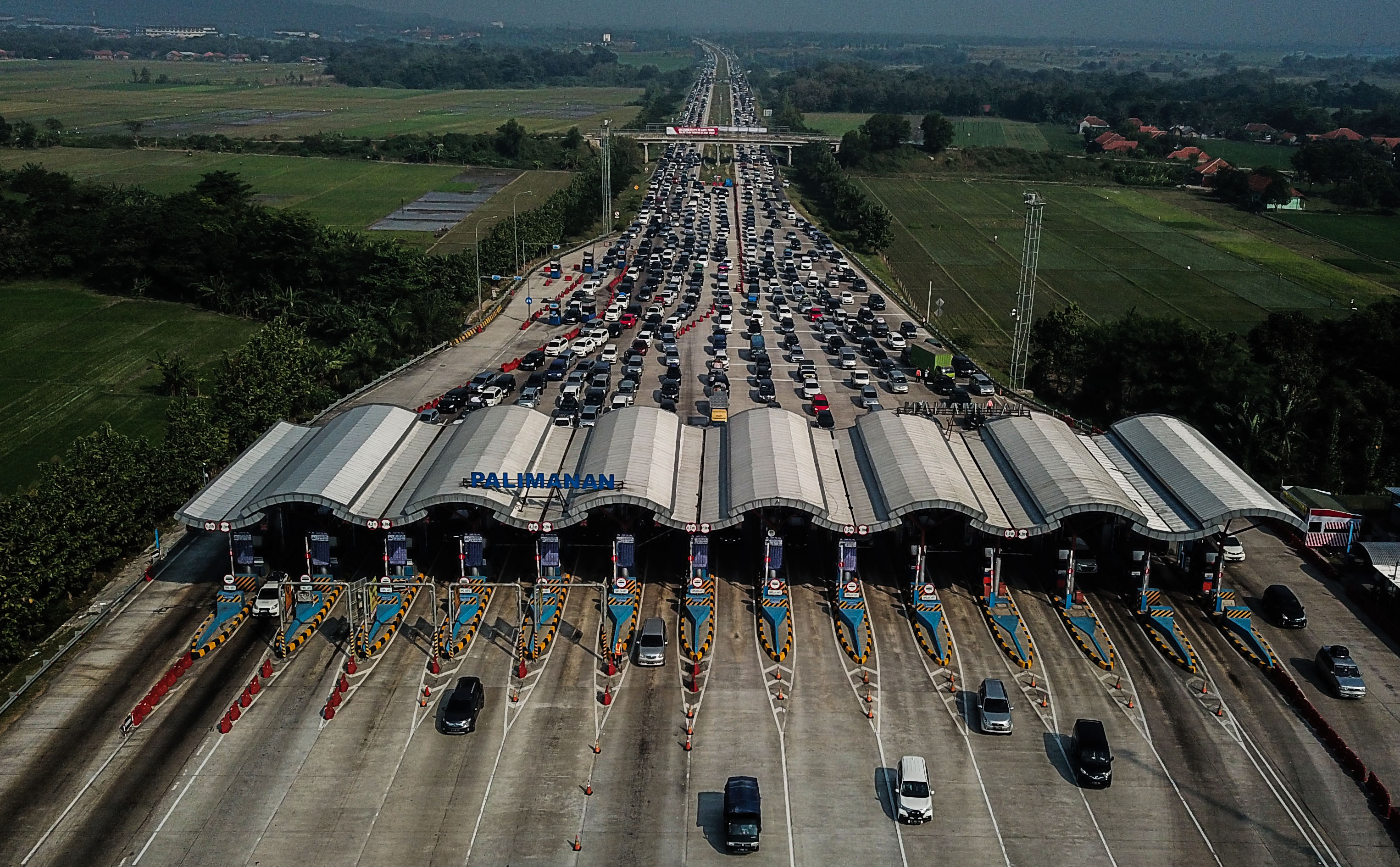 Antrean kendaraan dari arah Jakarta antre memasuki Gerbang Tol Palimanan, Cirebon, Jawa Barat, Sabtu, (1/6).