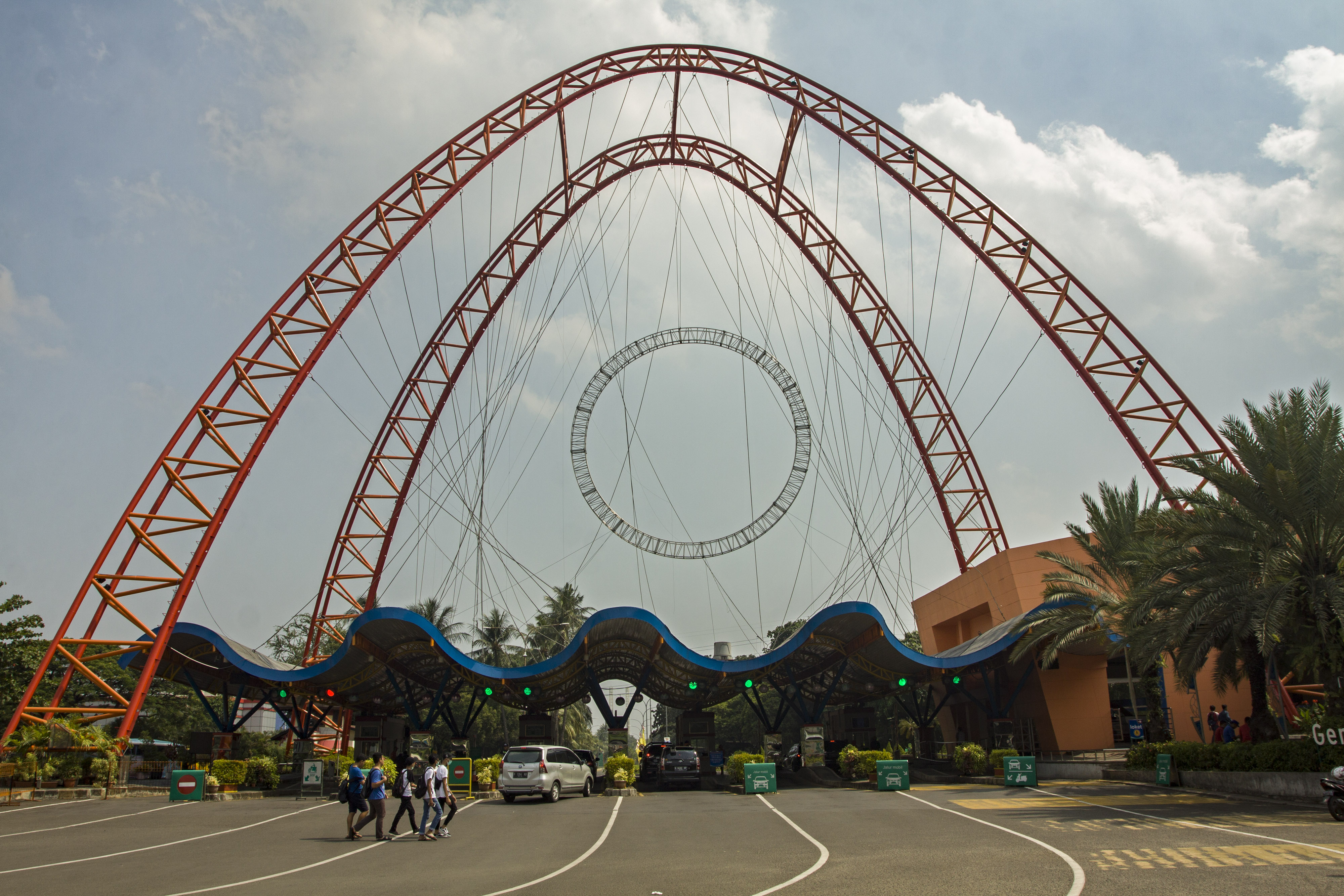 Pengunjung memasuki kawasan wisata Taman Impian Jaya Ancol, di Jakarta