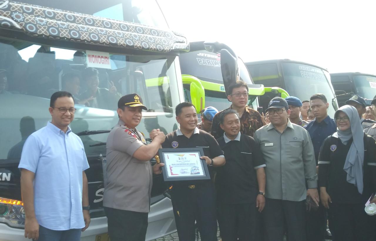  Gubernur DKI Jakarta Anies Baswedan bersama Kapolda Metro Jaya Irjen Gatot Eddy Pramono melepas 17 ribu pemudik 