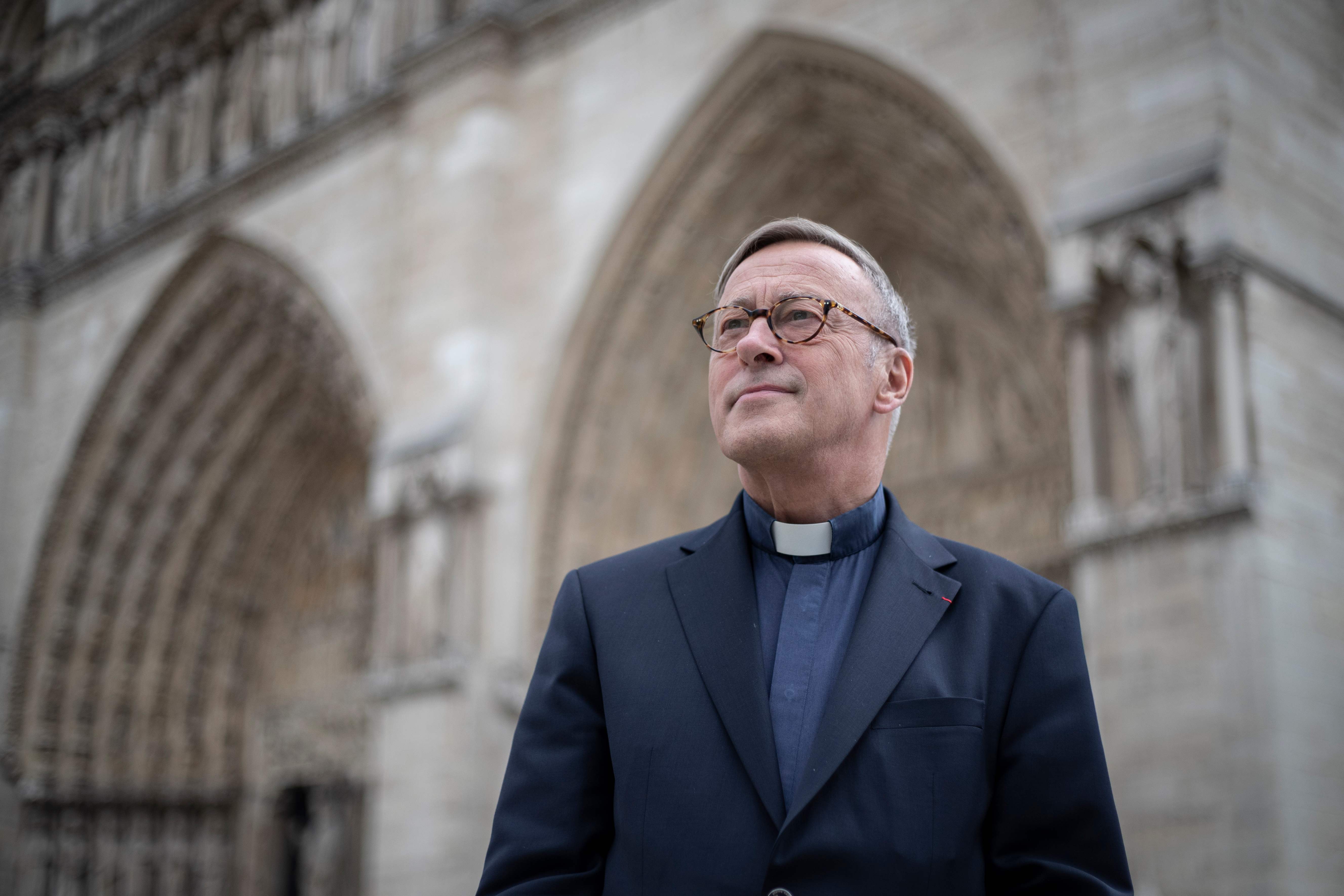 Rektor Notre-Dame de Paris Patrick Chauvet berpose pada 13 Juni 2019 di depan katedral