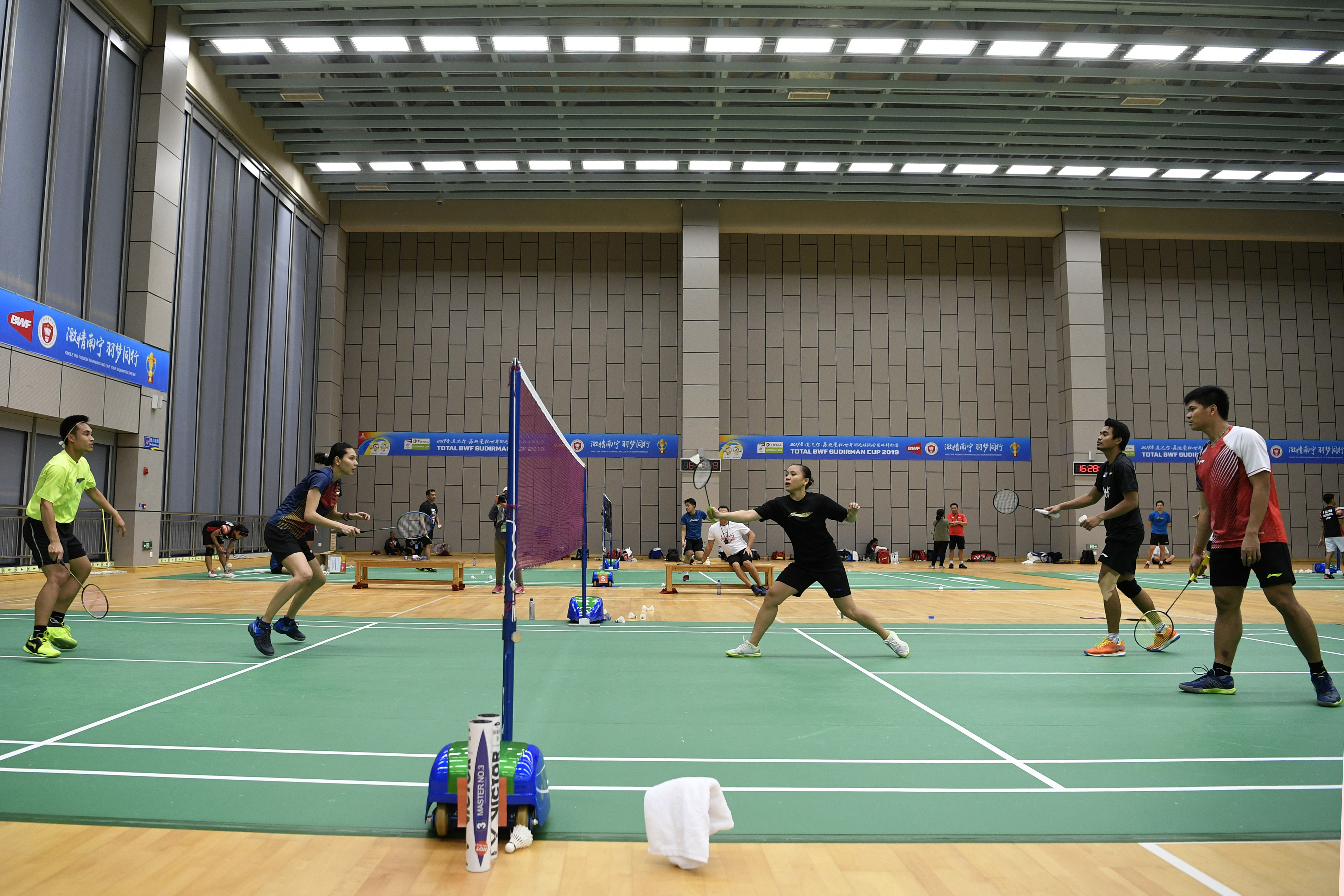 Sejumlah pemain bulu tangkis Indonesia mengikuti latihan