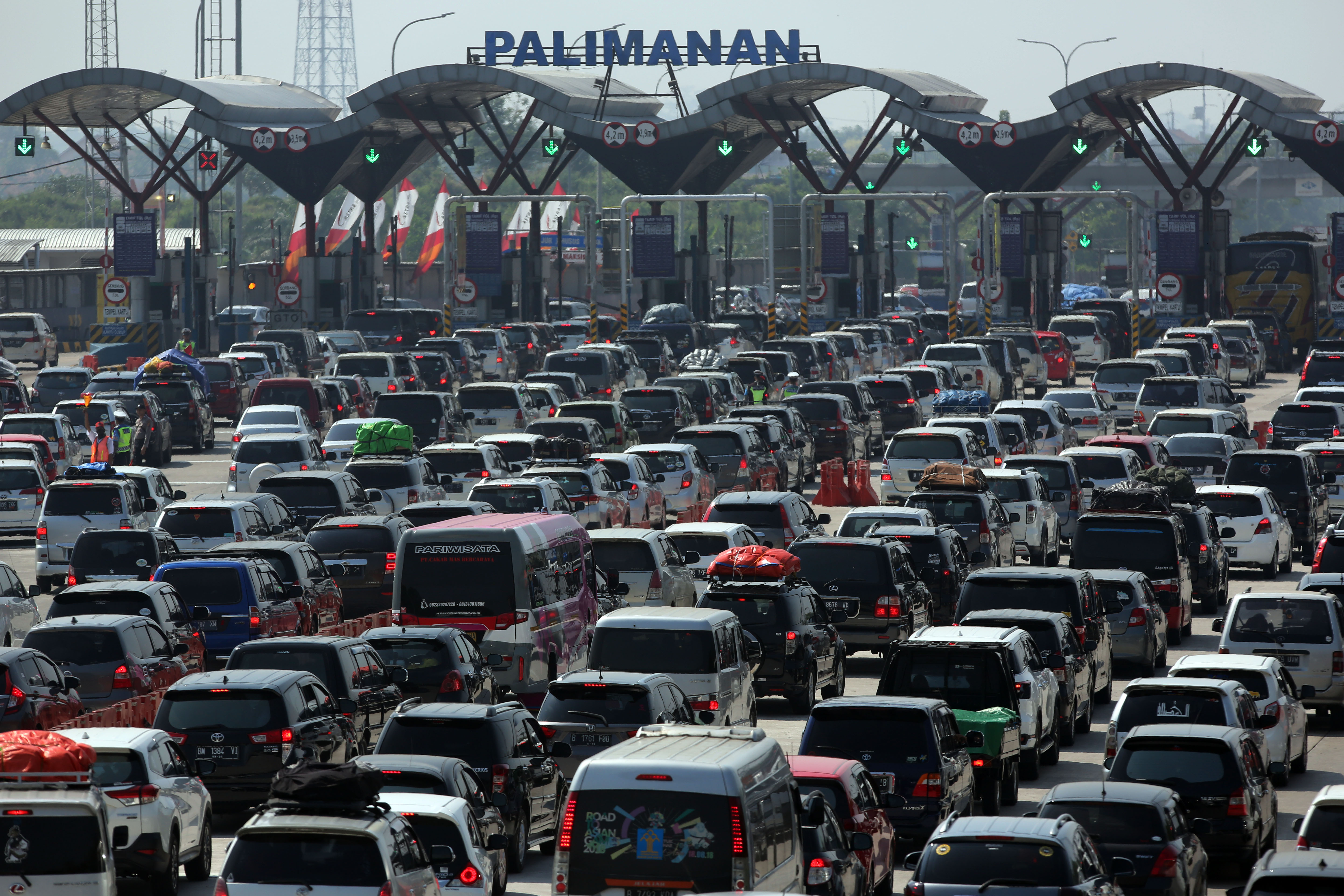 Pemudik memasuki gerbang tol Palimanan